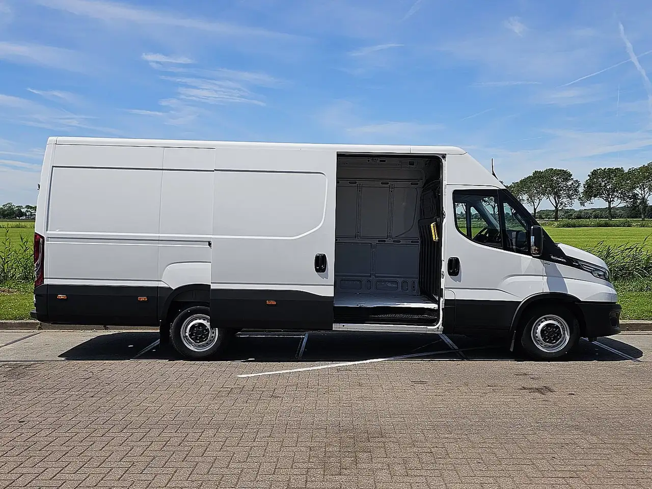 Iveco Daily 2023 — фото 14