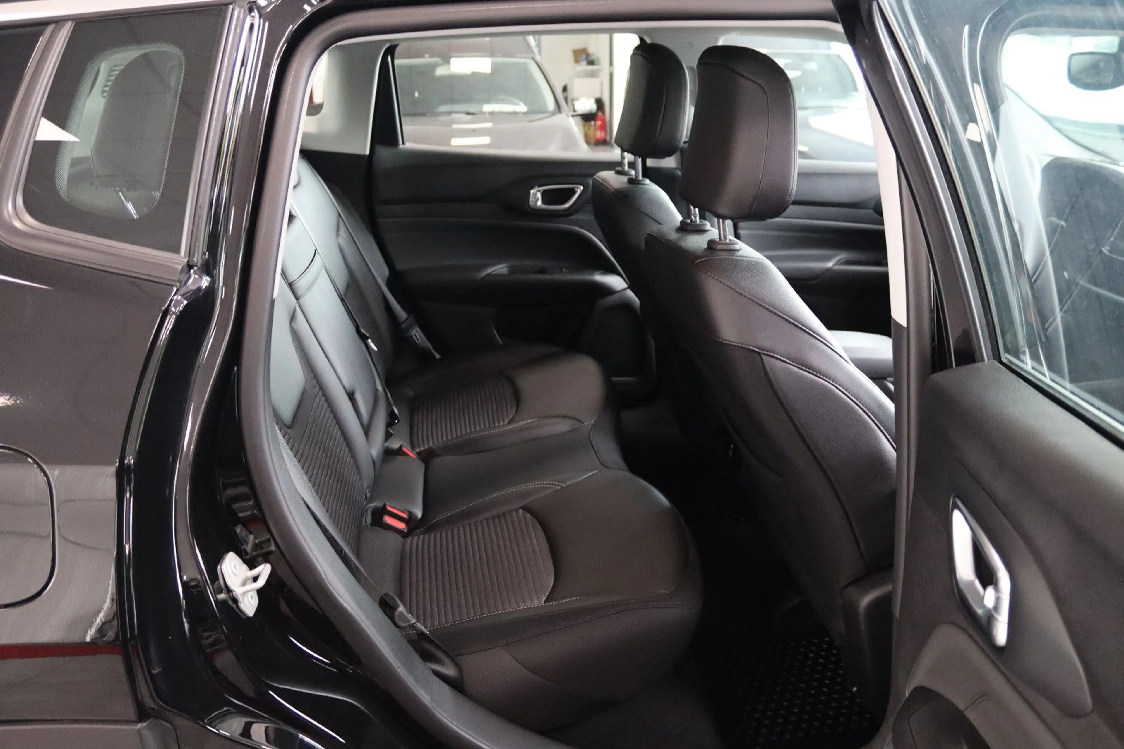 Jeep Compass Altitude Mild-Hybrid FWD — photo 12