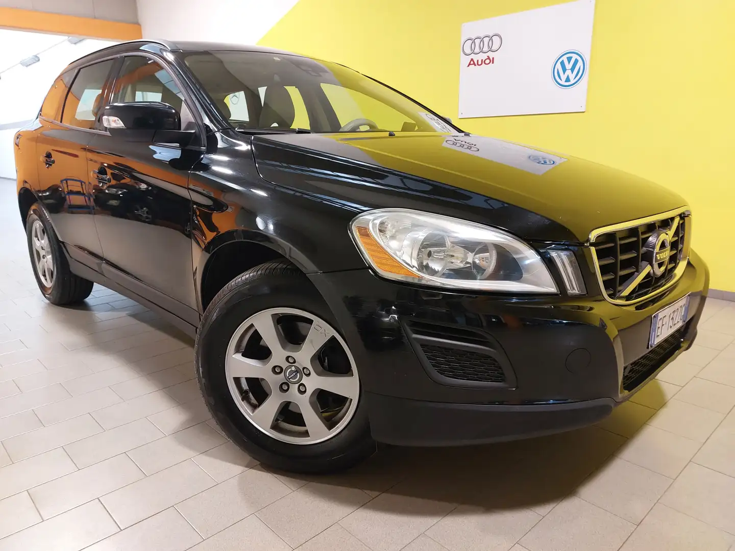 Volvo XC60 XC60 2.4 d4 AWD MOMENTUM 163CV GEARTRONIC Nero - 1