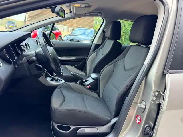 Peugeot 308 view 4