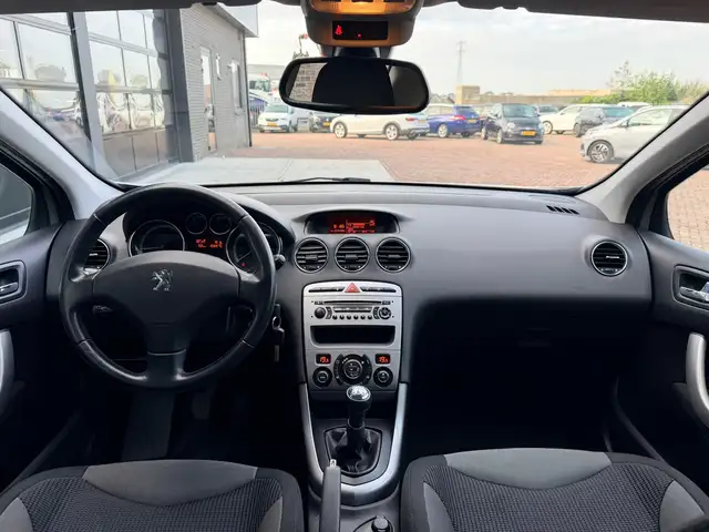 Peugeot 308 view 3