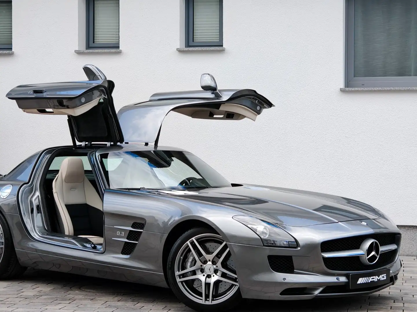 Mercedes-Benz SLS 1. HAND | 16 TKM | ERSTLACK | PERFEKT Šedá - 1