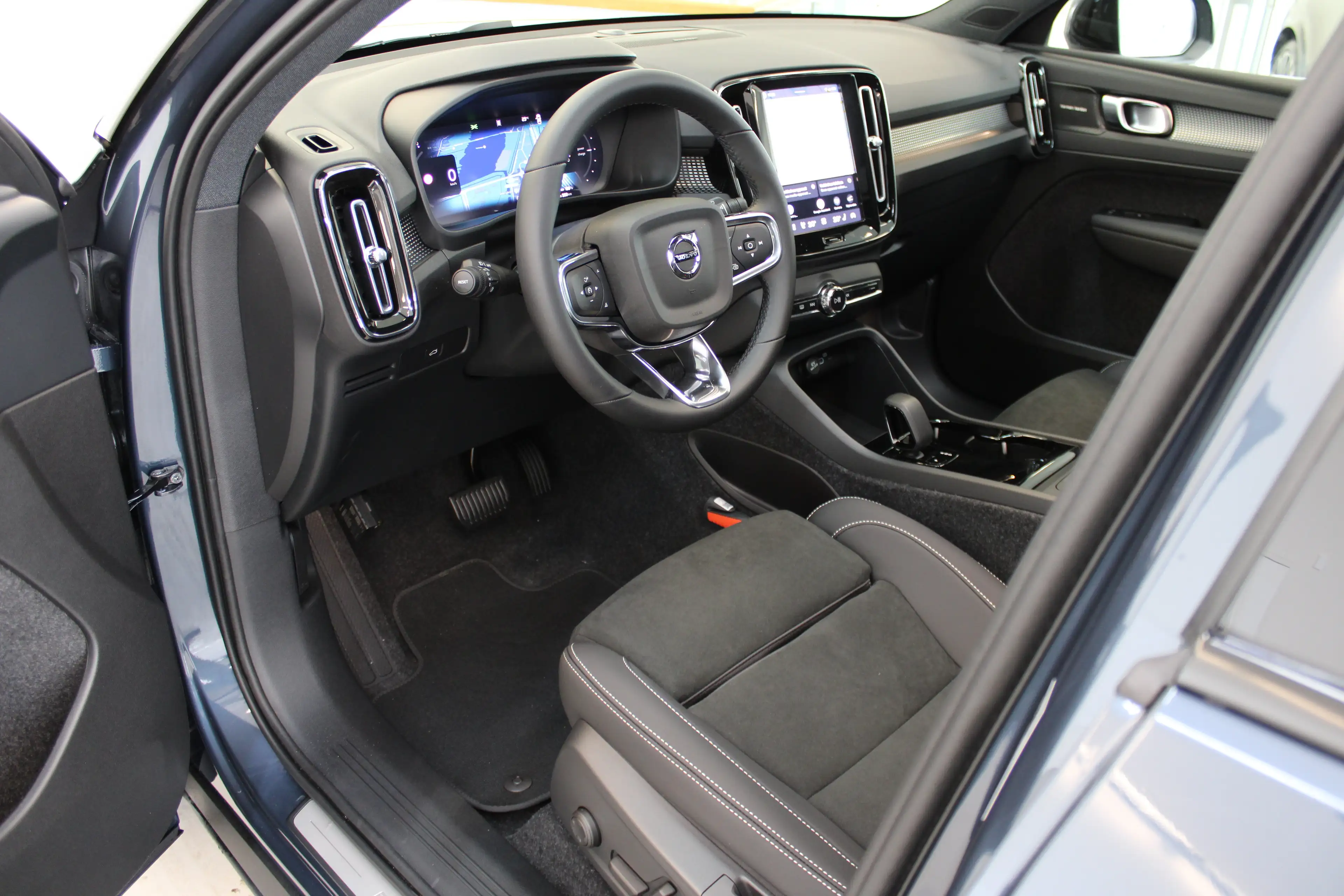Volvo EX40 Ext. Range Europa Ultra Black Edition | Privacy gl — photo 4