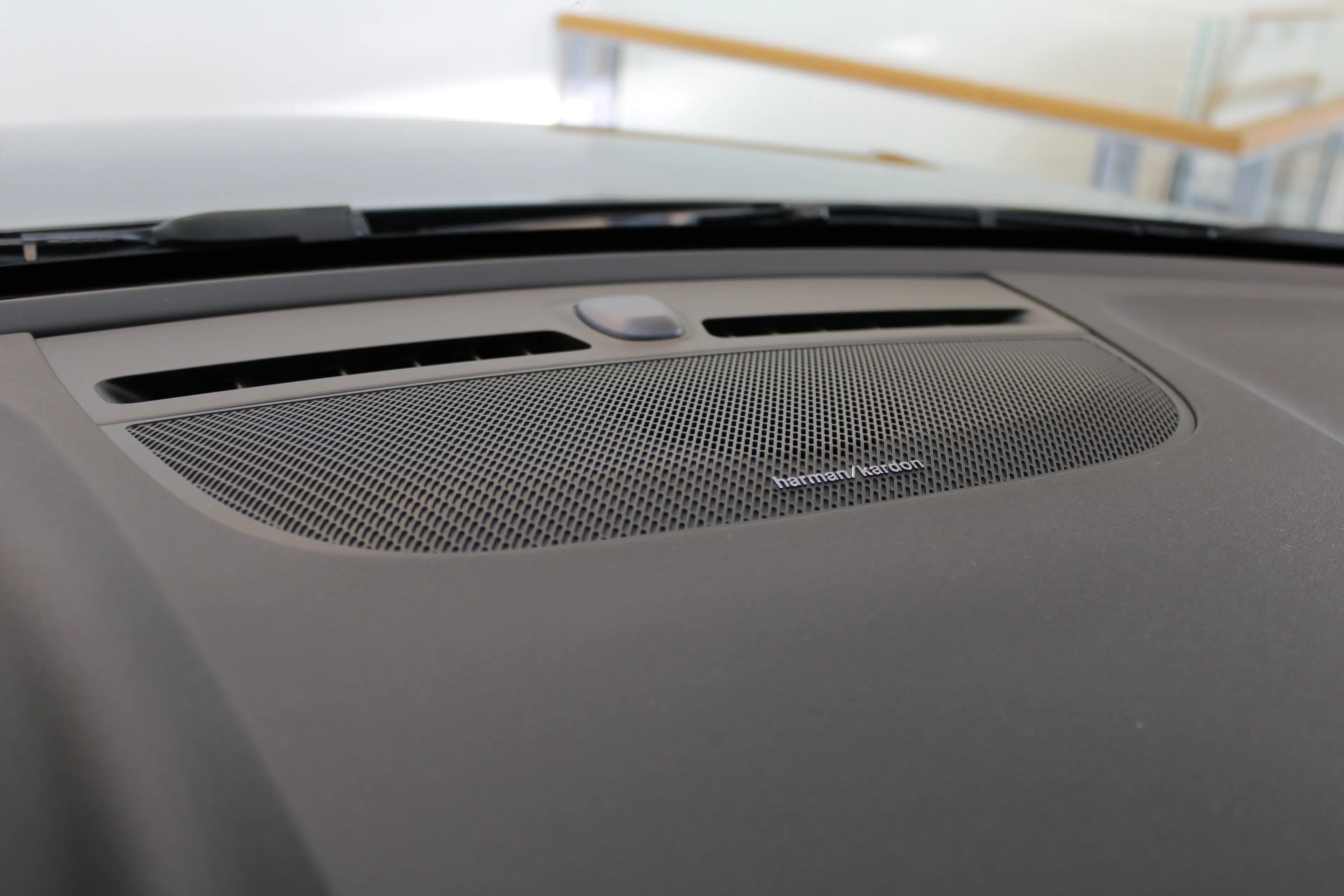 Volvo EX40 Ext. Range Europa Ultra Black Edition | Privacy gl — photo 14