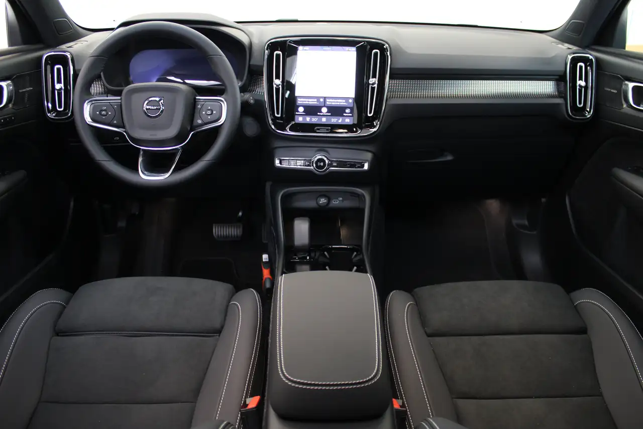 Volvo EX40 2026