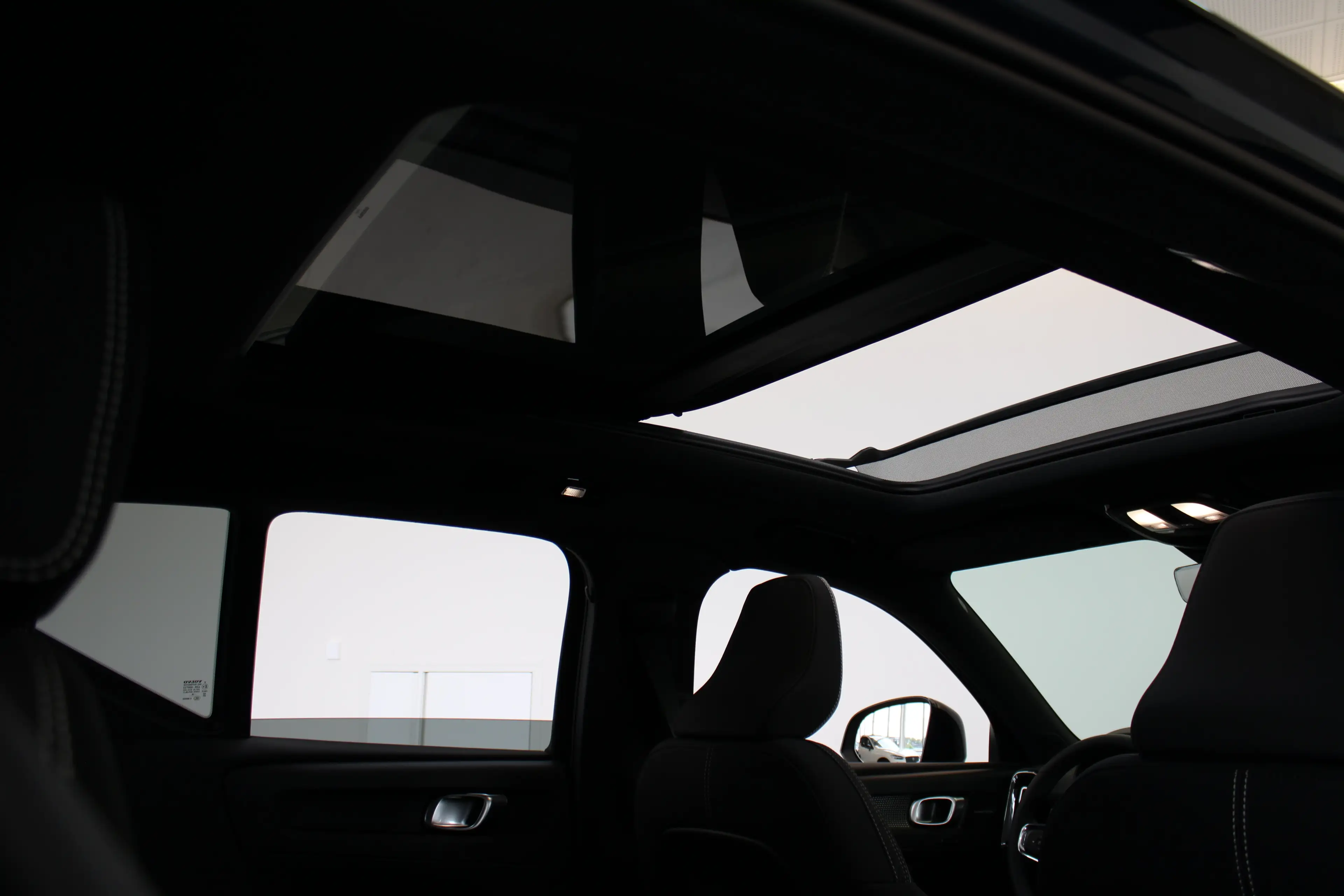 Volvo EX40 Ext. Range Europa Ultra Black Edition | Privacy gl — photo 8