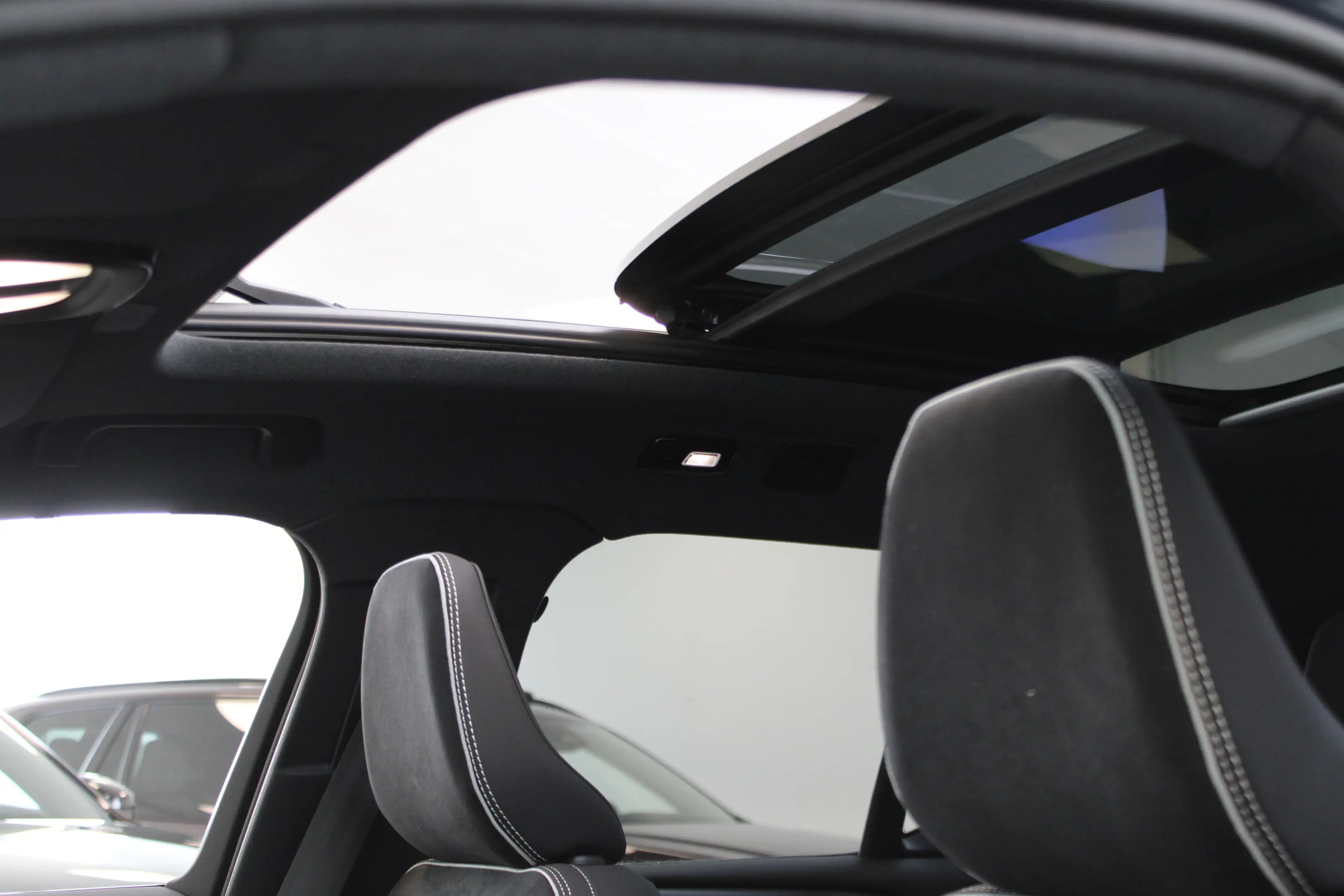 Volvo EX40 Ext. Range Europa Ultra Black Edition | Privacy gl — photo 9