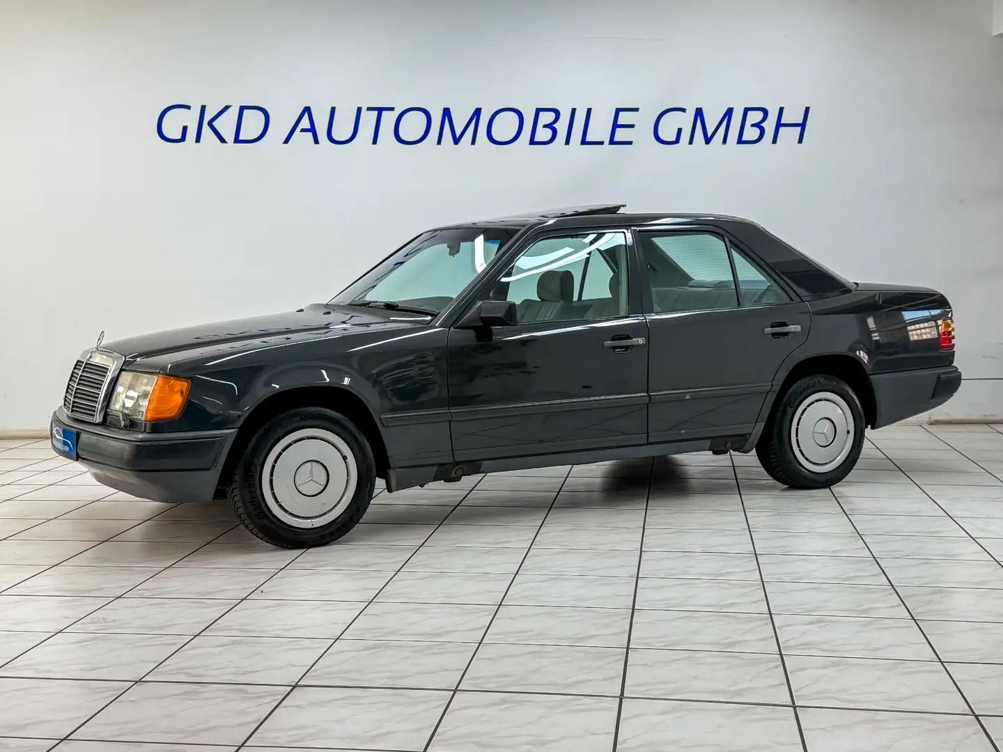 Mercedes-Benz 230 E (W124)*E-Fenster*Schiebedach*H-Zulassung* Black - 1