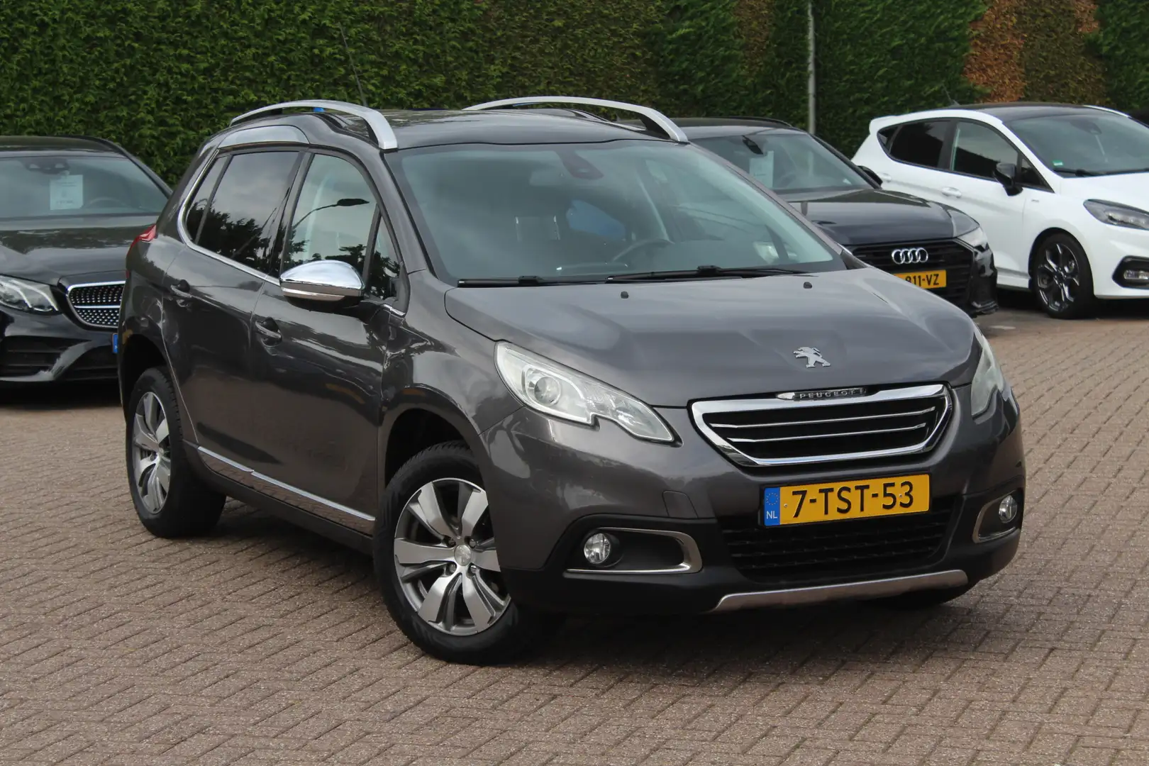 Peugeot 2008 1.2 VTi Allure Pack Premium Plus Automaat. / Nieuw Grijs - 1