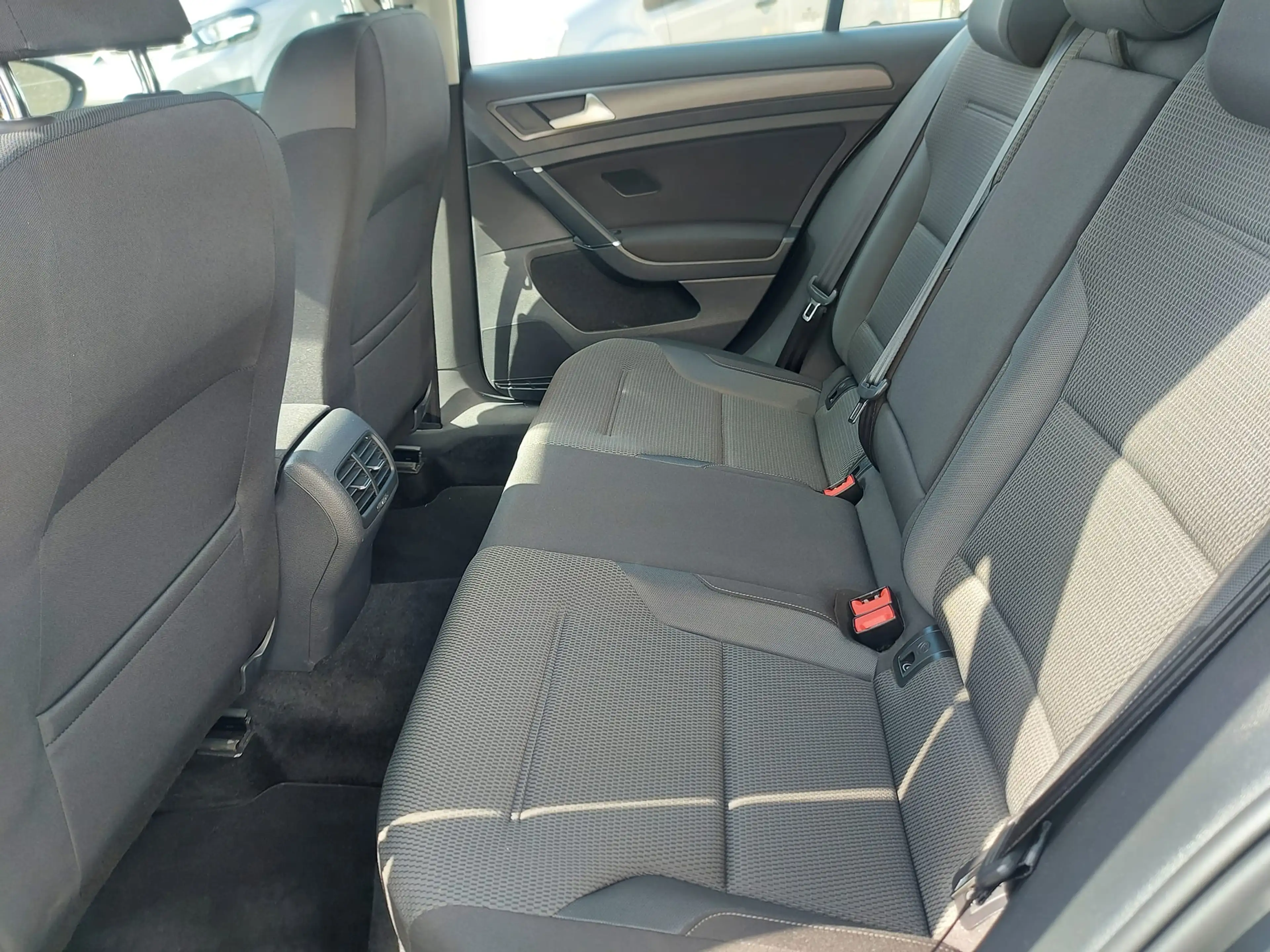 Volkswagen e-Golf e-Golf 35.8kWh — photo 7
