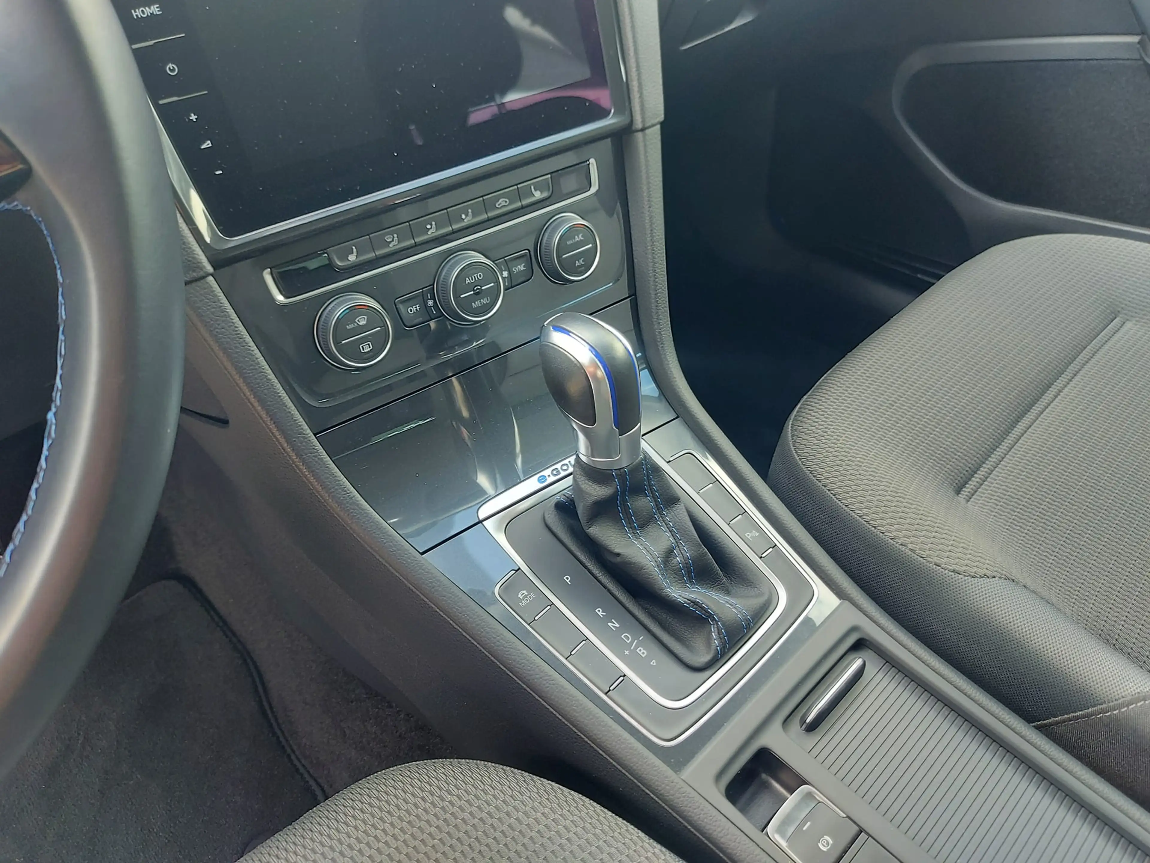 Volkswagen e-Golf e-Golf 35.8kWh — photo 6