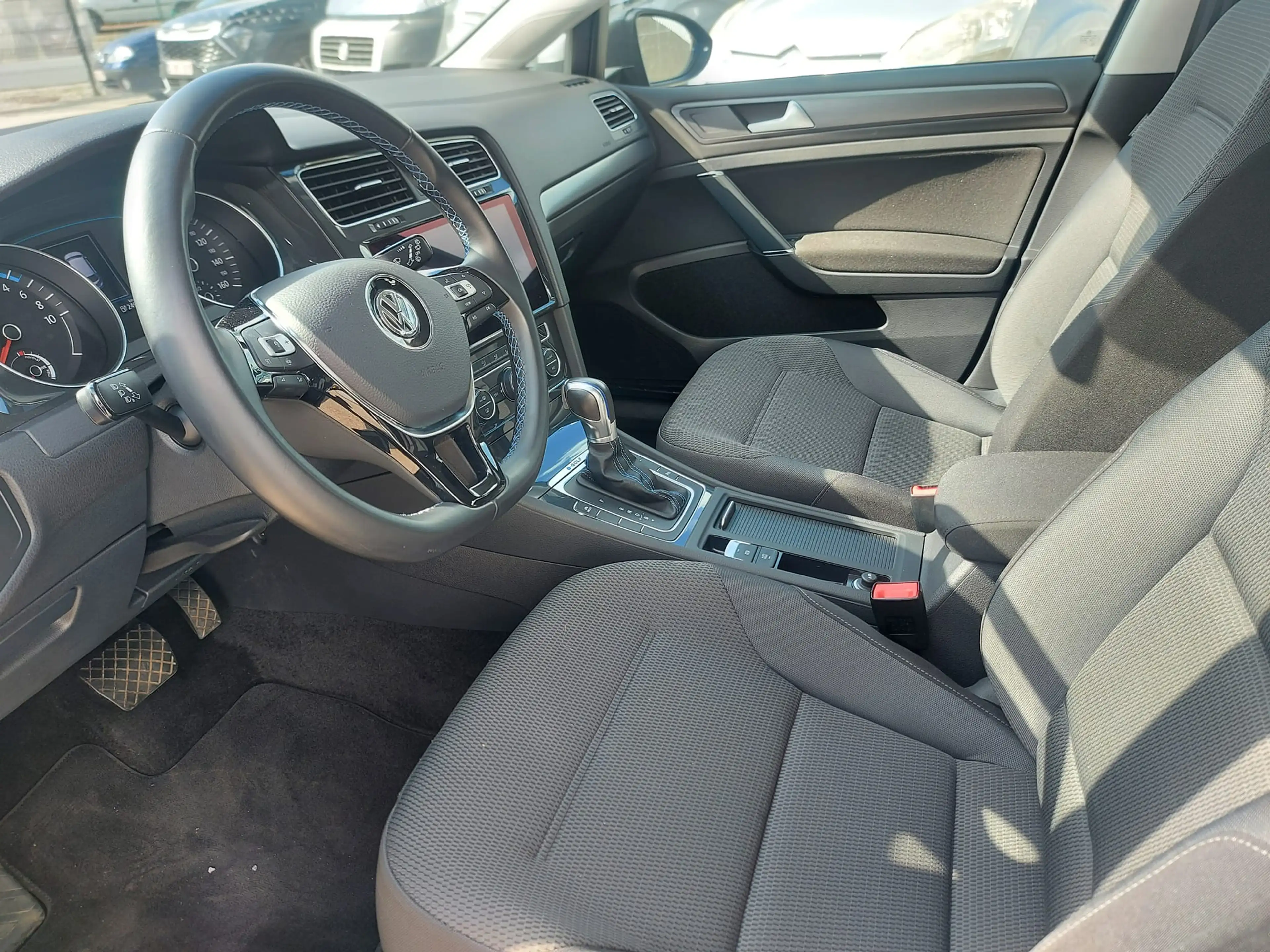 Volkswagen e-Golf e-Golf 35.8kWh — photo 2