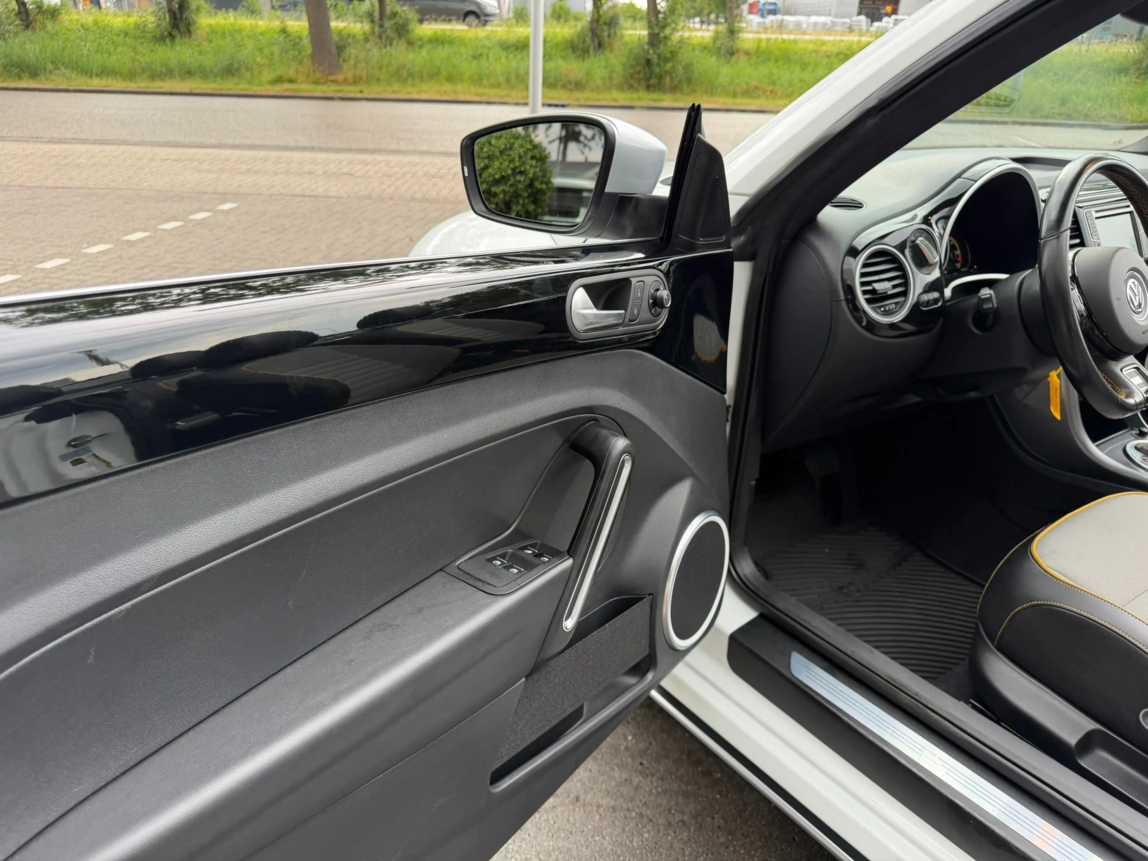 Volkswagen New Beetle CABRIOLET Dune 170PK|Camera|CruisC. — photo 29