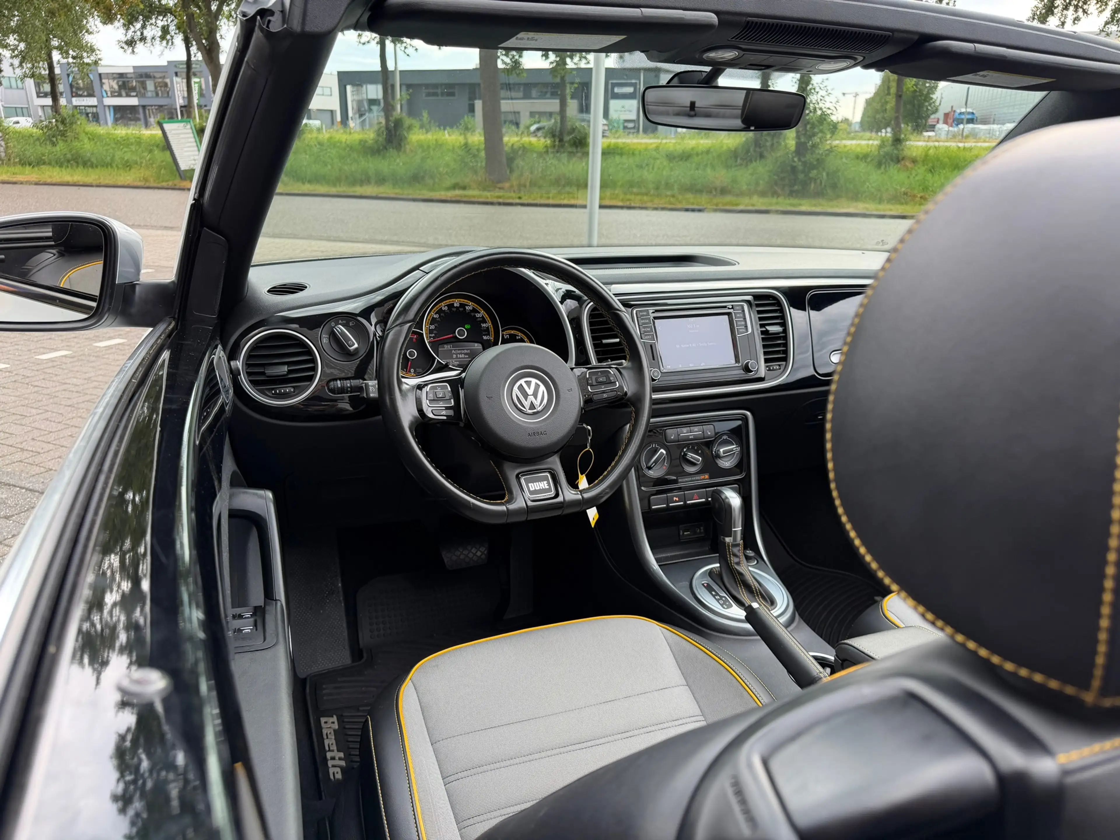 Volkswagen New Beetle CABRIOLET Dune 170PK|Camera|CruisC. — photo 22