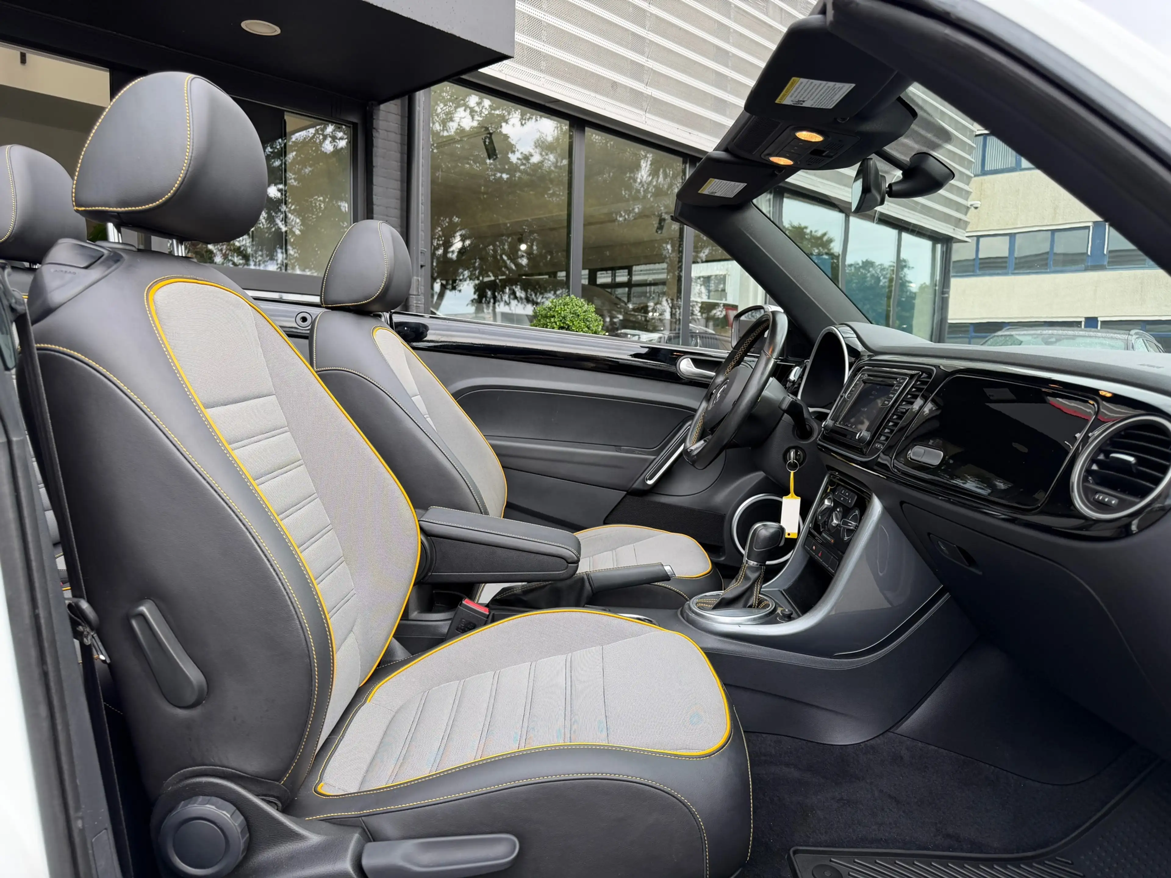 Volkswagen New Beetle CABRIOLET Dune 170PK|Camera|CruisC. — photo 8