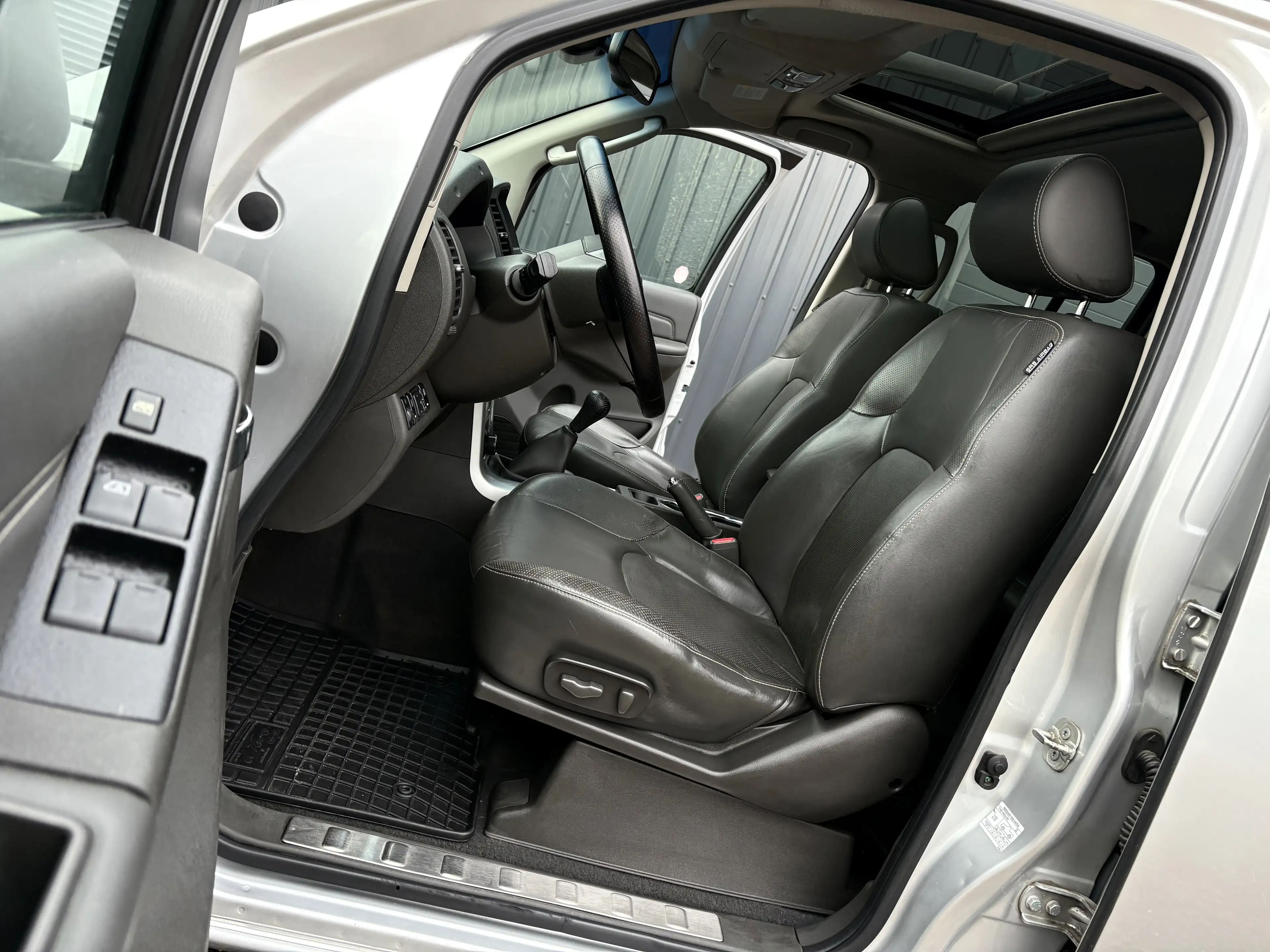 Nissan Navara 2.5 dCi 4x4 E5/ Full Options/ Neuve! — photo 5
