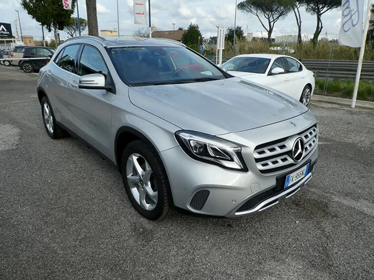 Mercedes-Benz GLA 220 d Premium auto srebrna - 1