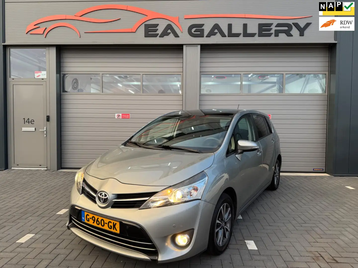 Toyota Verso 1.8 VVT-i Aspiration 5p. |Pano|Nav|Camera Grijs - 1