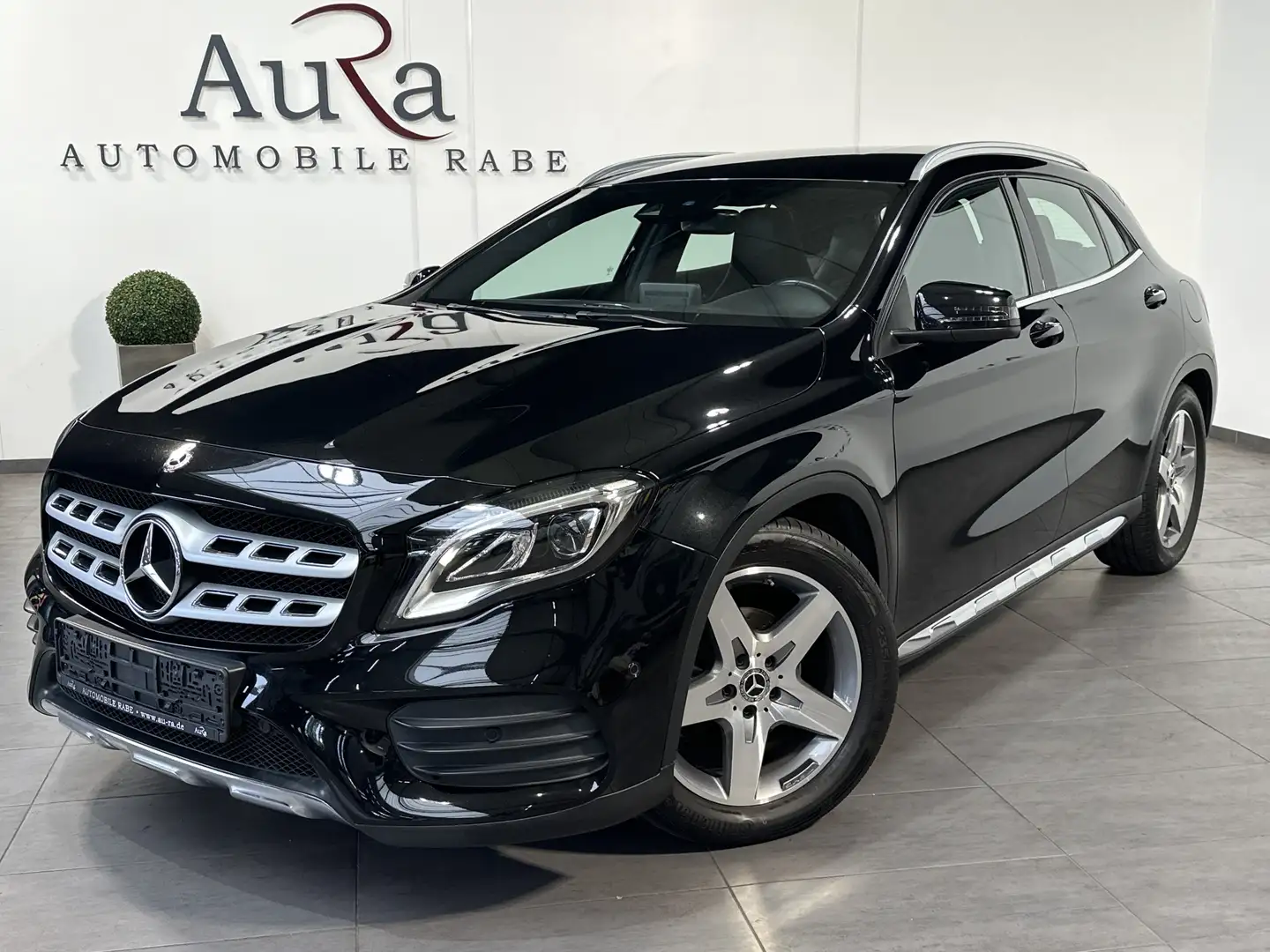 Mercedes-Benz GLA 180 DCT AMG-Line NAV+LED+SHZ+KAMERA+EU6dT+PP Zwart - 1