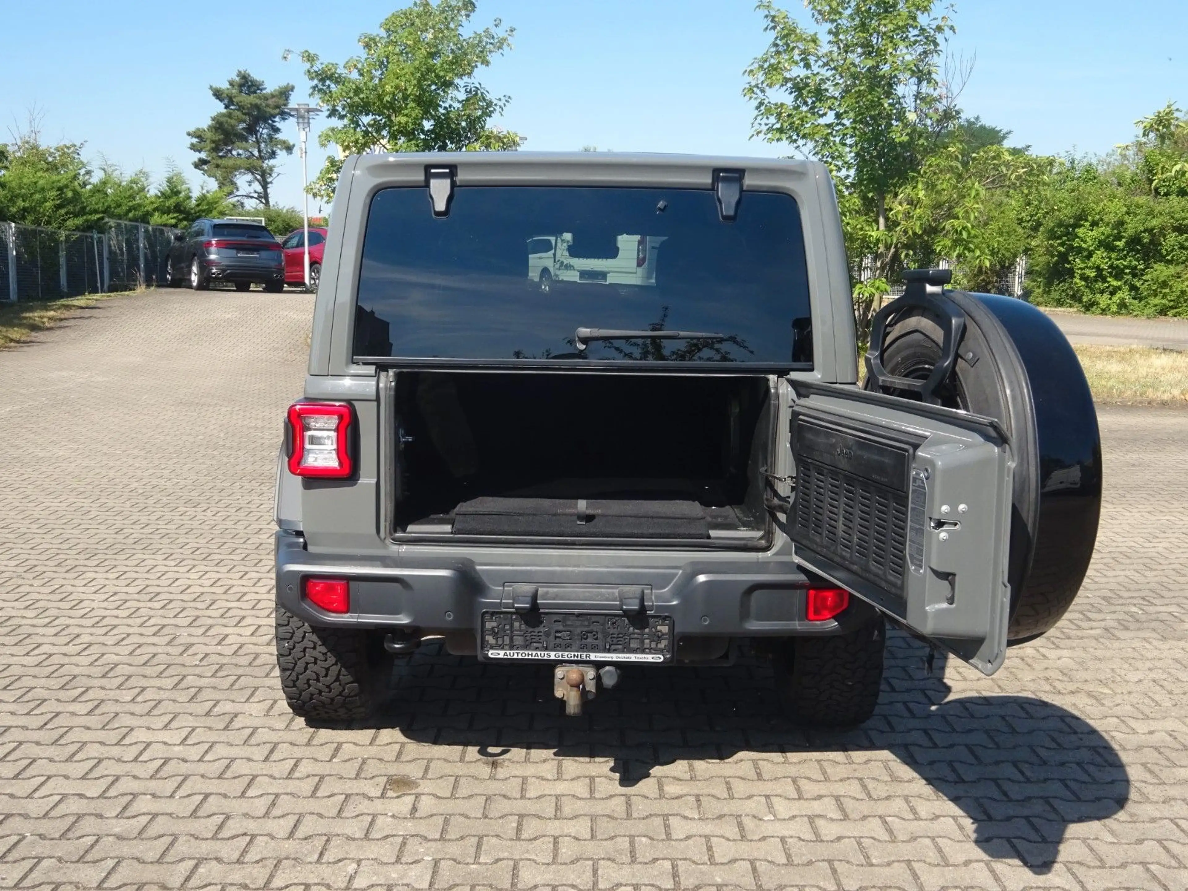 Jeep Wrangler Unlimited AWD Sky One-Touch Sahara — photo 7