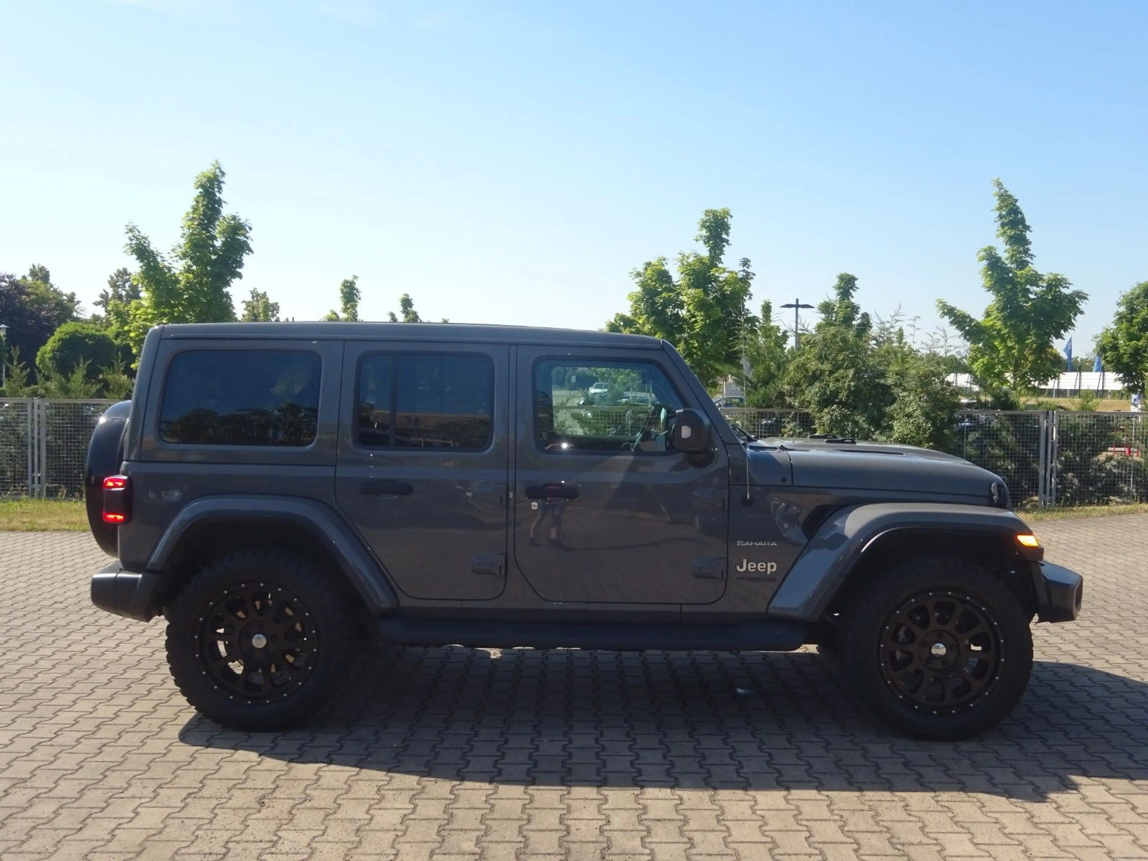 Jeep Wrangler Unlimited AWD Sky One-Touch Sahara — photo 10
