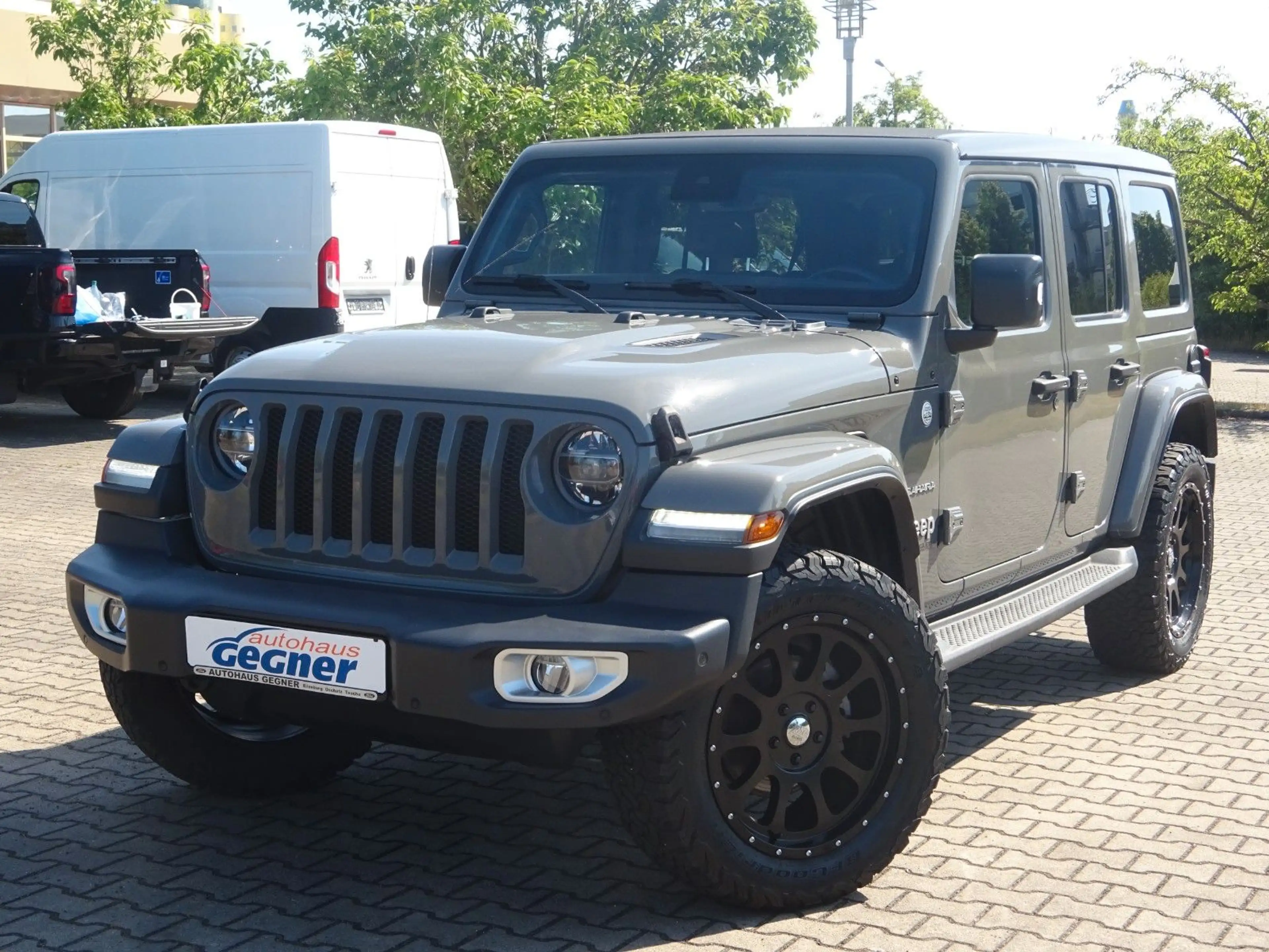 Jeep Wrangler Unlimited AWD Sky One-Touch Sahara — photo 2