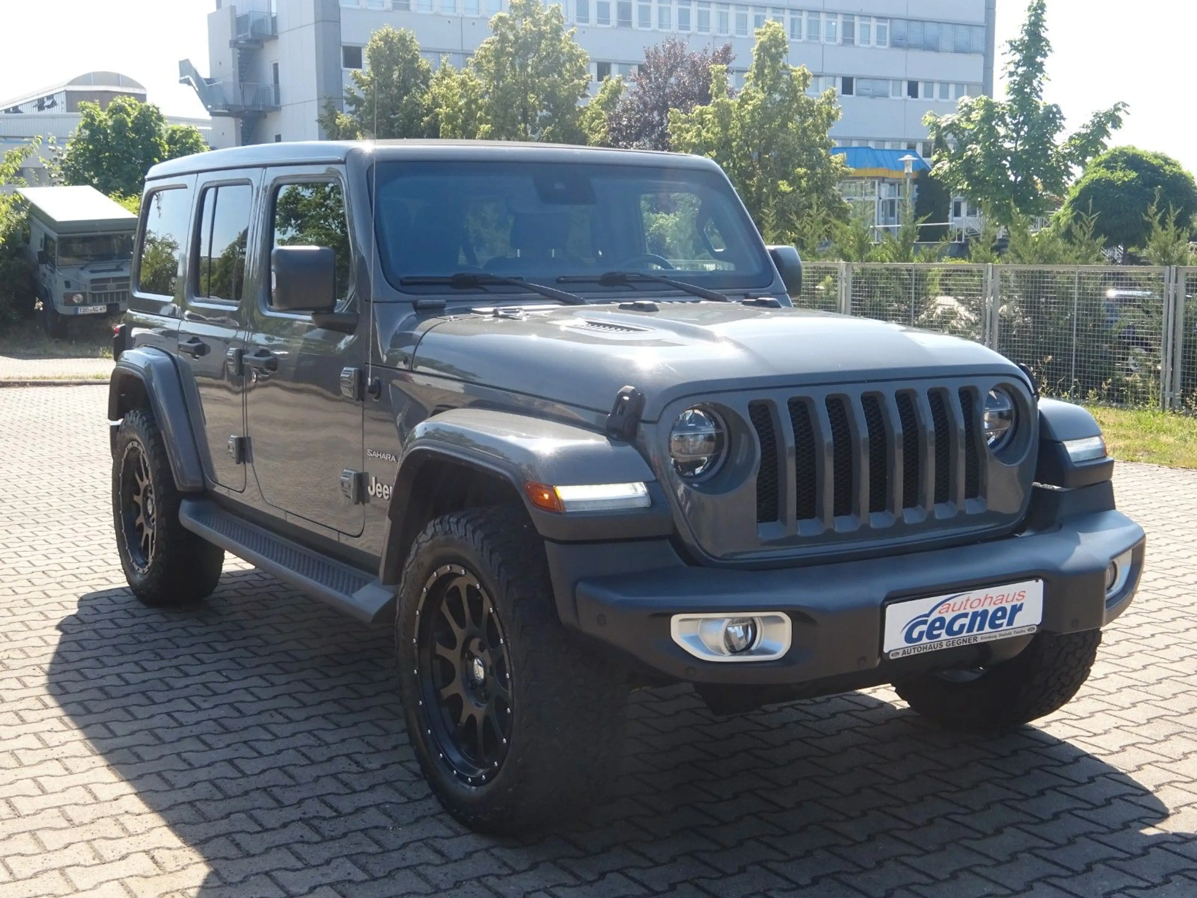 Jeep Wrangler Unlimited AWD Sky One-Touch Sahara — photo 11