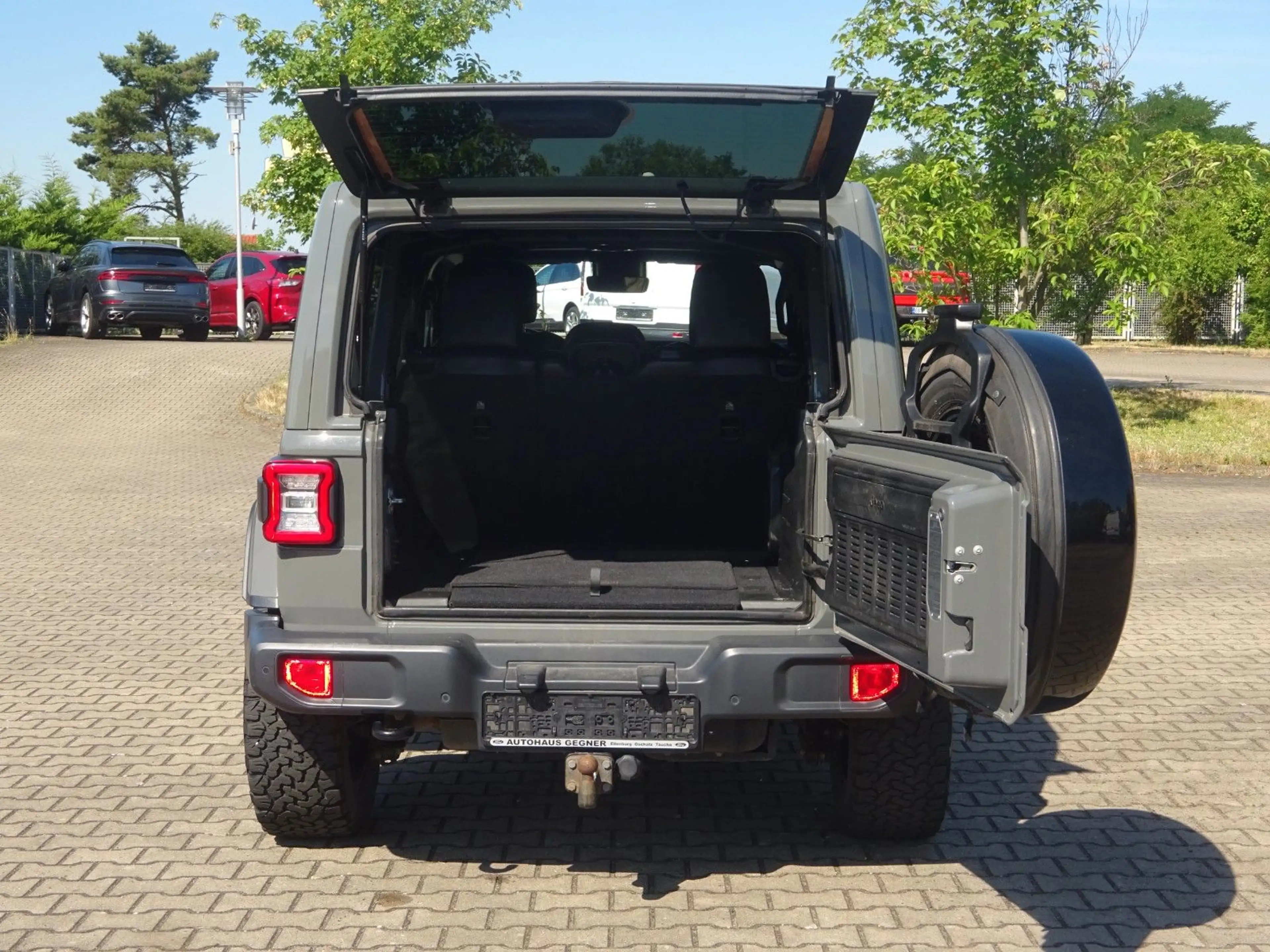 Jeep Wrangler Unlimited AWD Sky One-Touch Sahara — photo 5