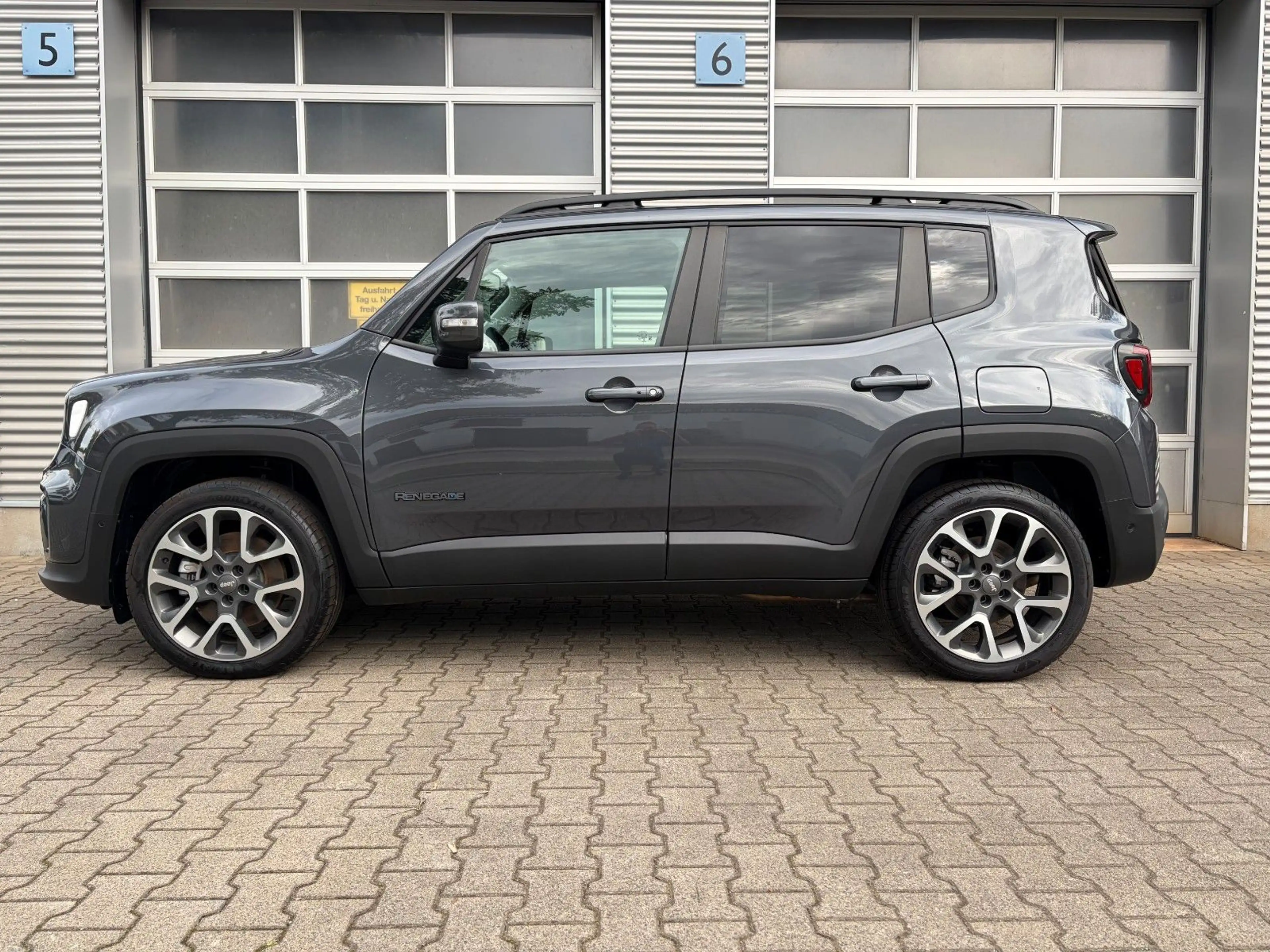 Jeep Renegade S Plug-In-Hybrid 4xe — photo 4