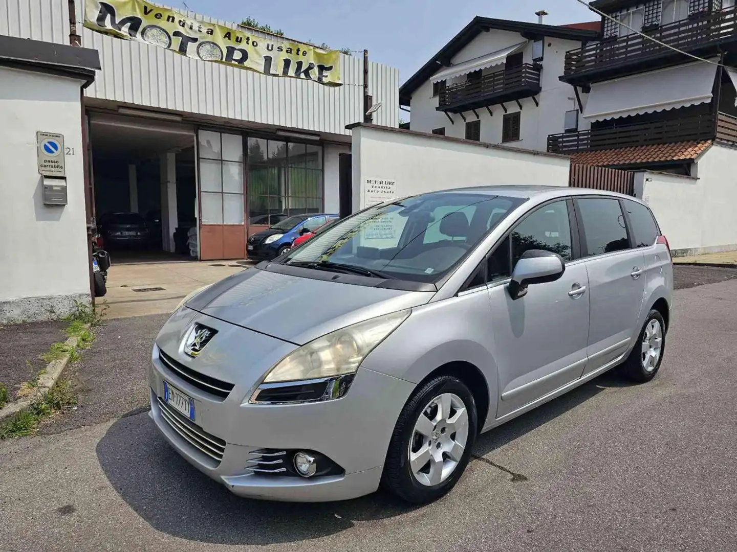 Peugeot 5008 2.0 HDi 150CV Allure - 7 POSTI Stříbrná - 1