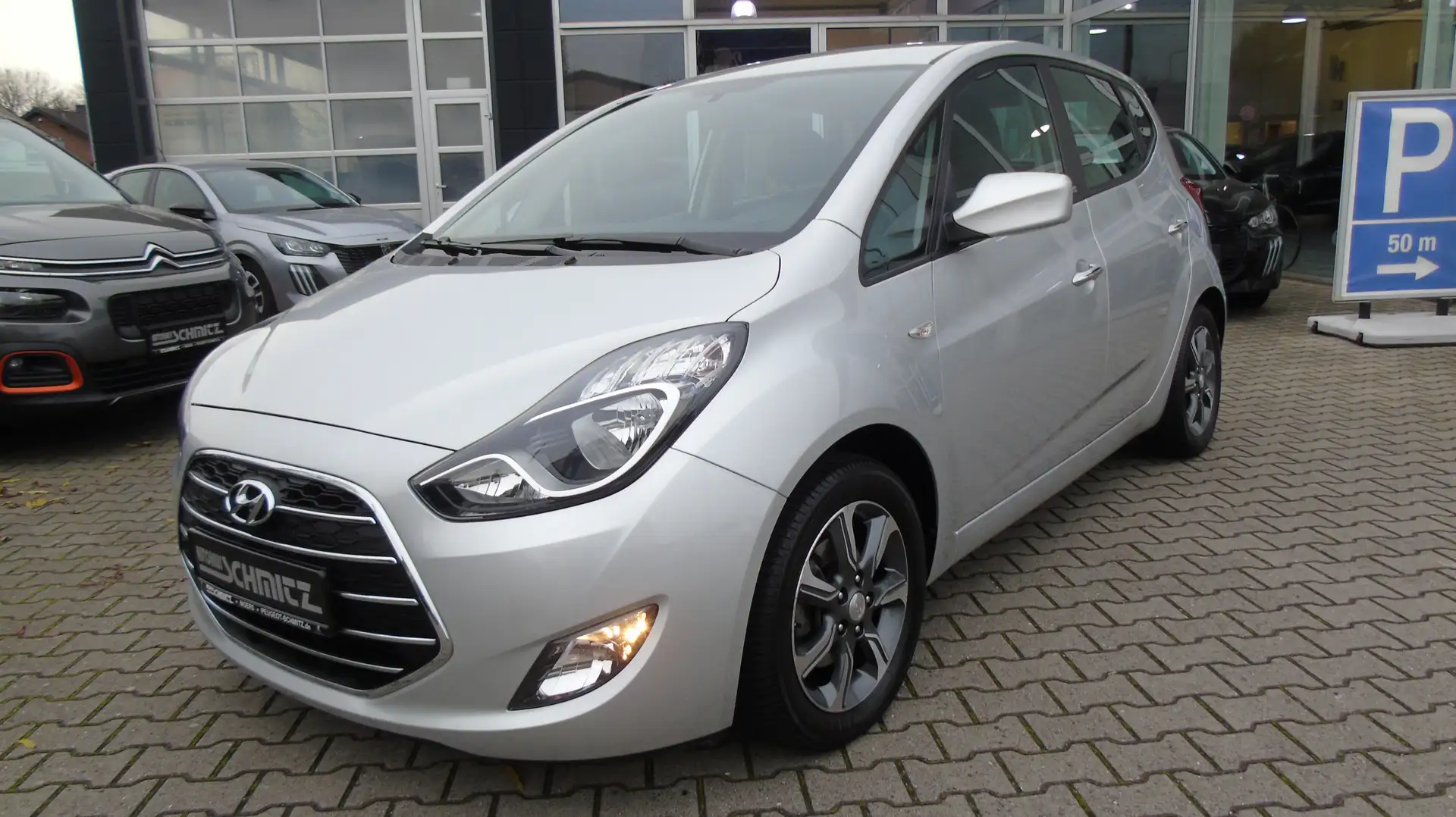 Hyundai iX20 Trend 1.6KlimaanlageAllwetterreifenParkhilfe hinte Silber - 1