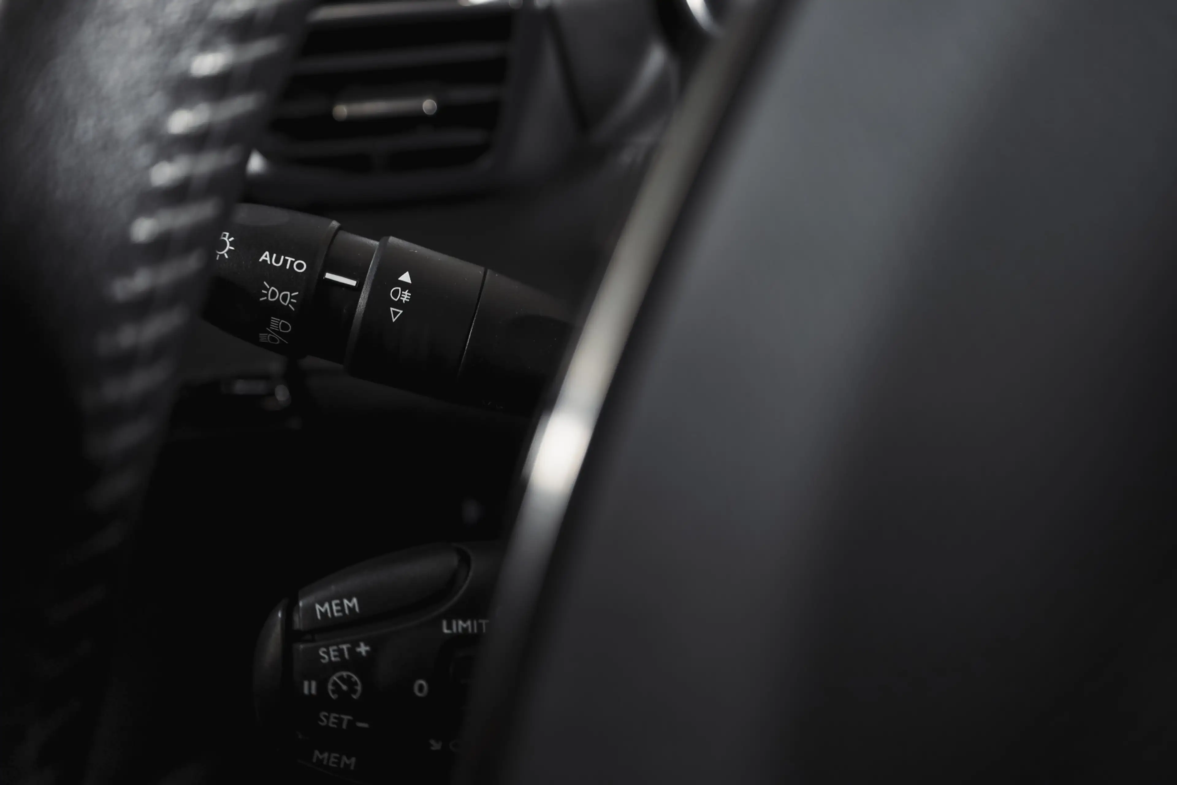 Peugeot 2008 1.2 PureTech 100 PK Allure | Cruise | PDC | Camera — photo 36