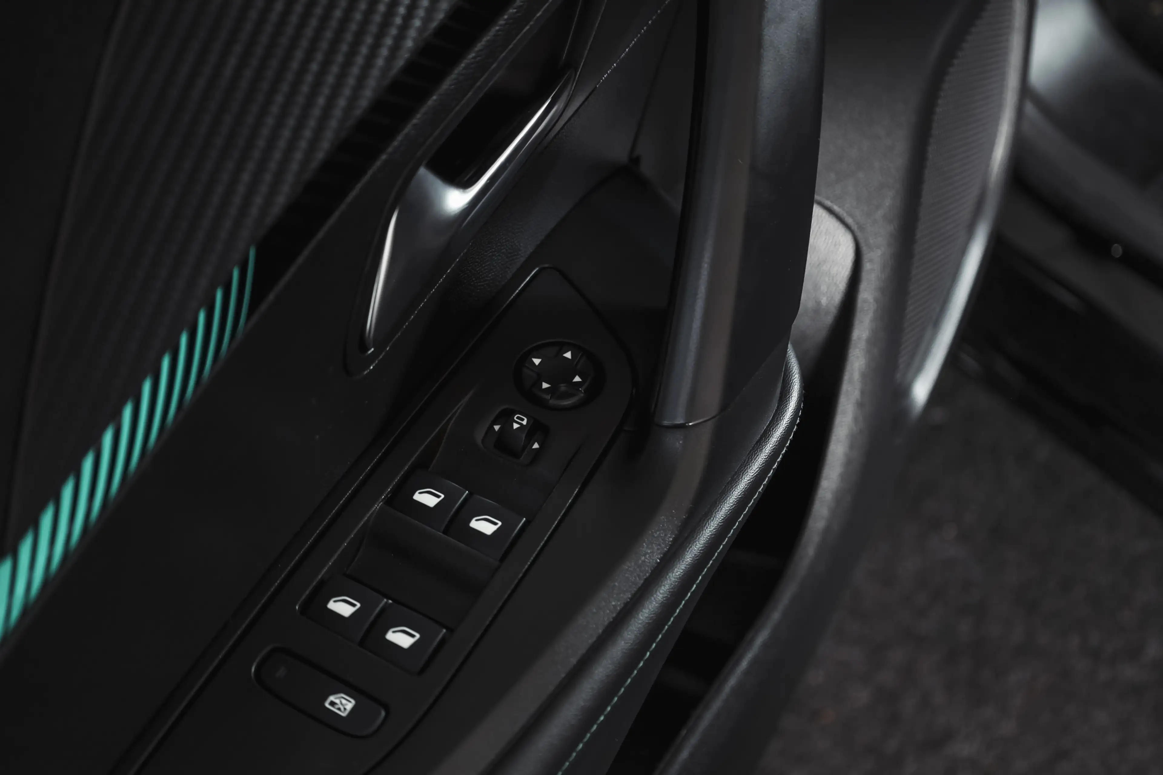 Peugeot 2008 1.2 PureTech 100 PK Allure | Cruise | PDC | Camera — photo 43