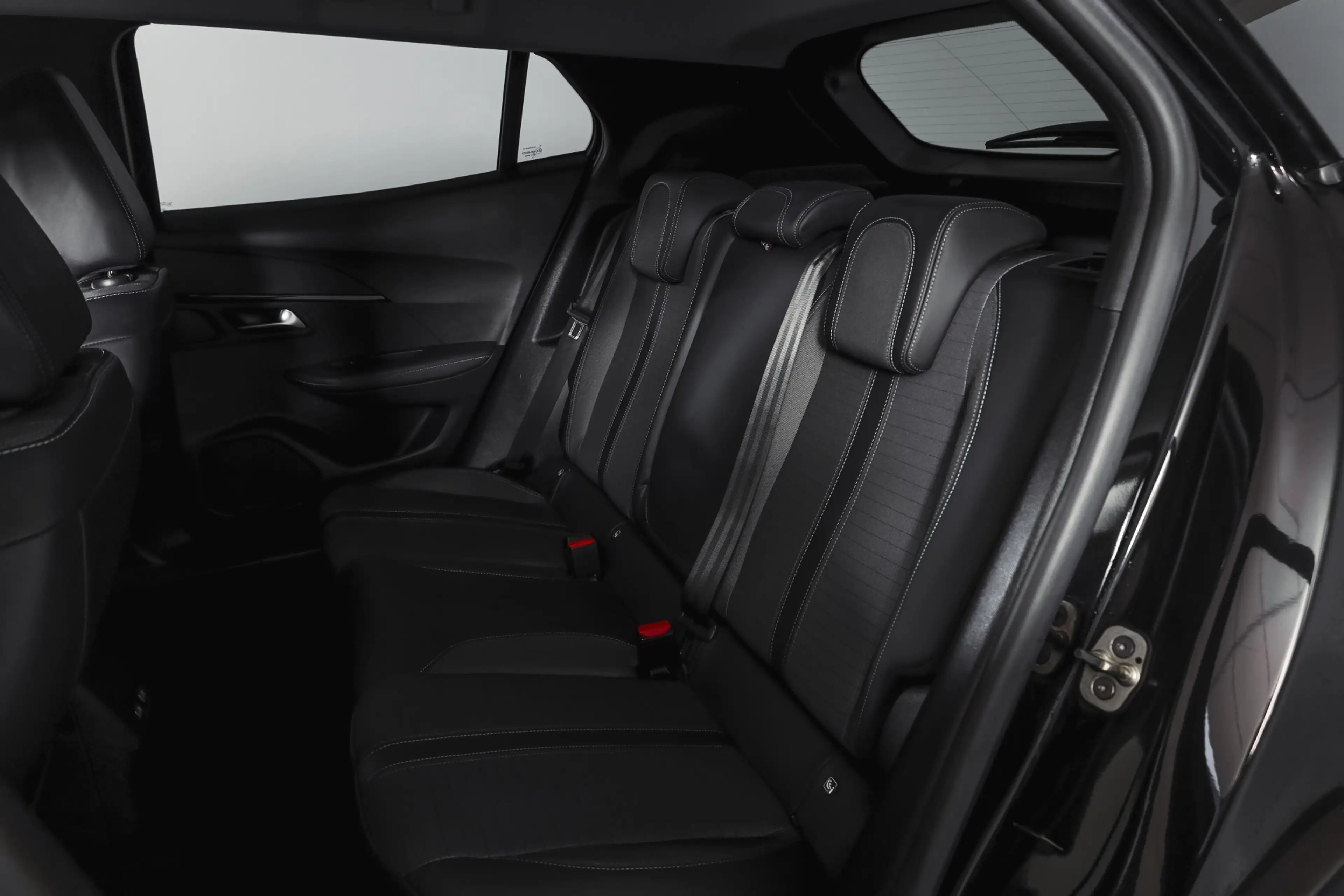 Peugeot 2008 1.2 PureTech 100 PK Allure | Cruise | PDC | Camera — photo 7