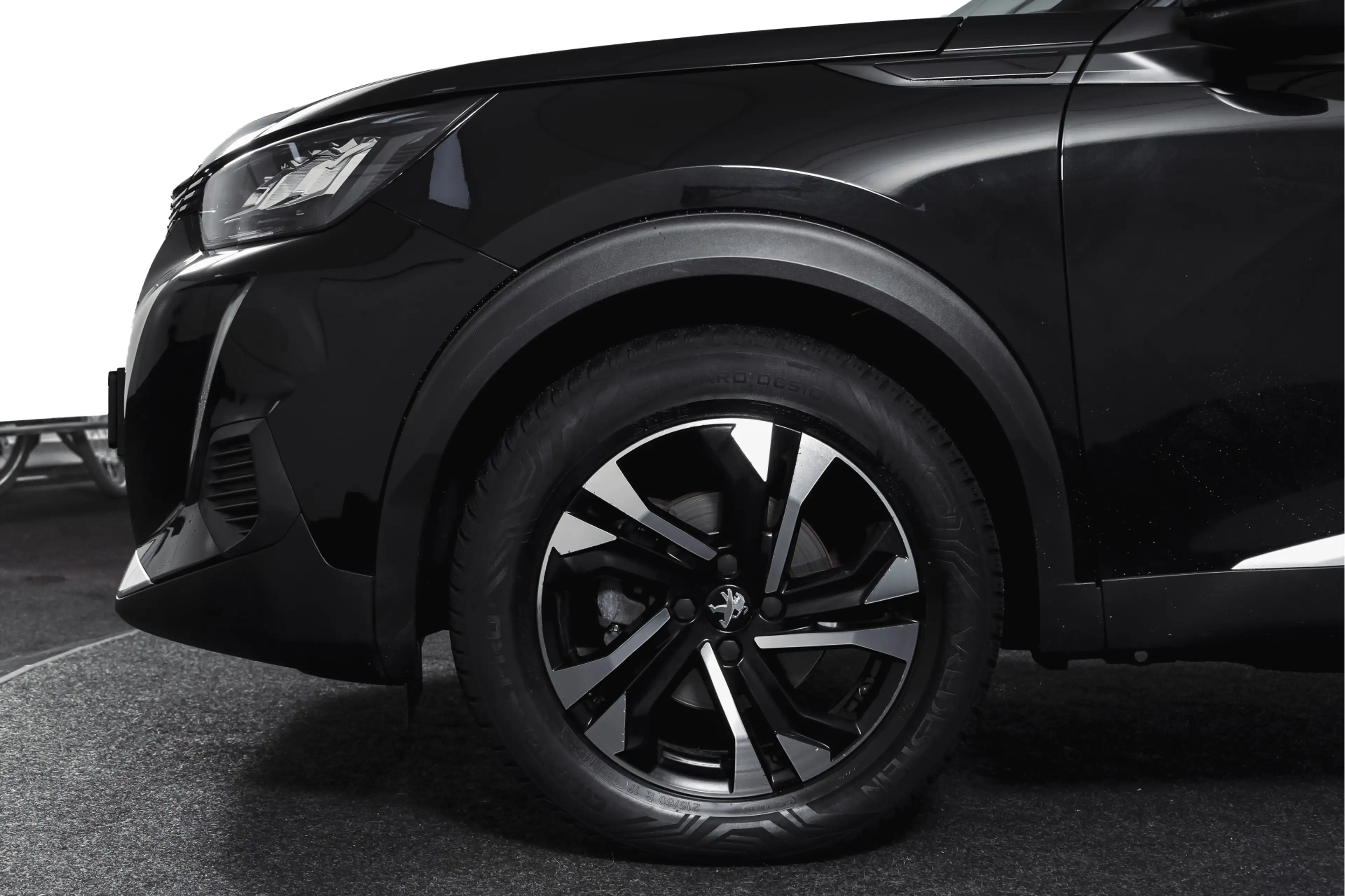 Peugeot 2008 1.2 PureTech 100 PK Allure | Cruise | PDC | Camera — photo 41
