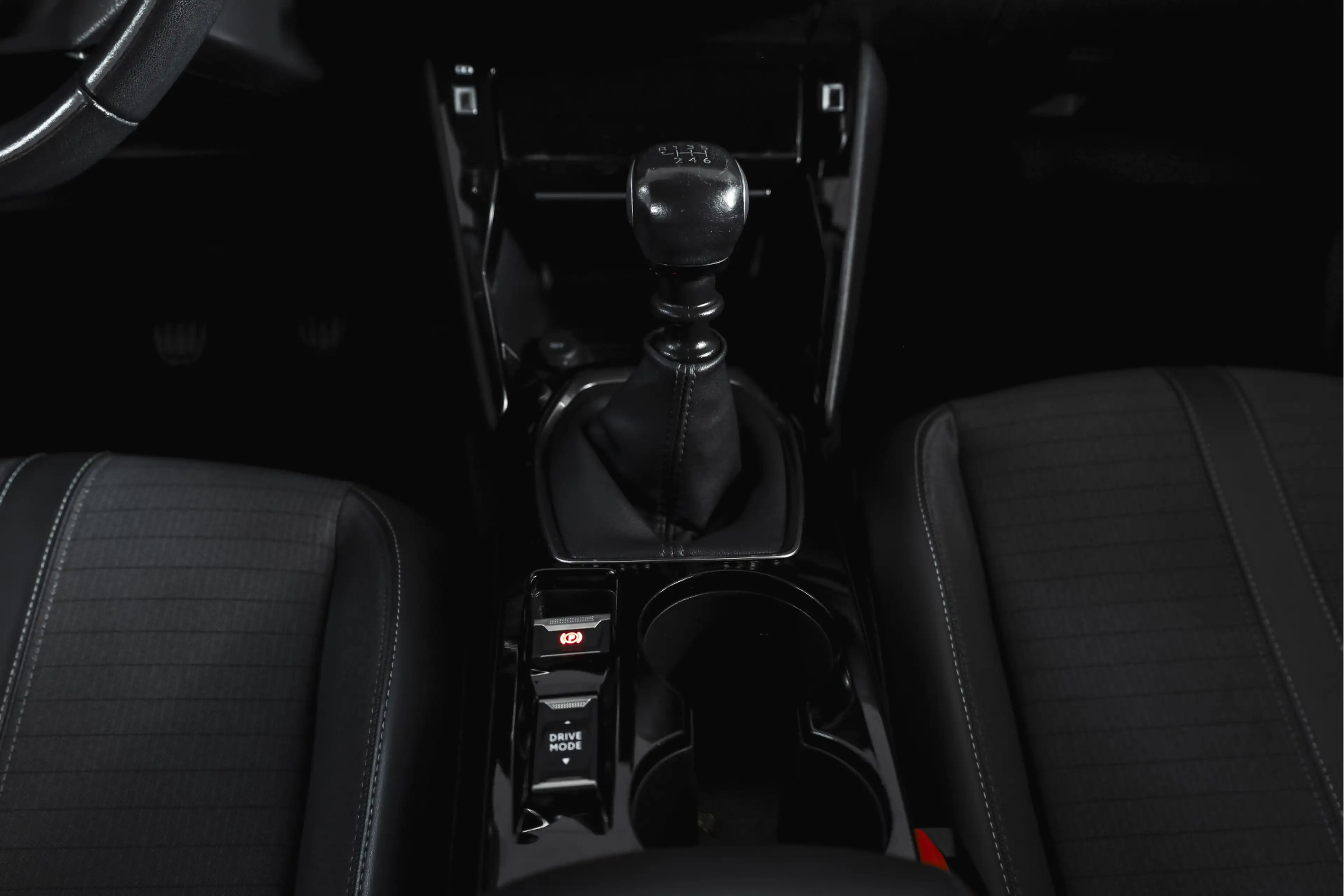 Peugeot 2008 1.2 PureTech 100 PK Allure | Cruise | PDC | Camera — photo 22