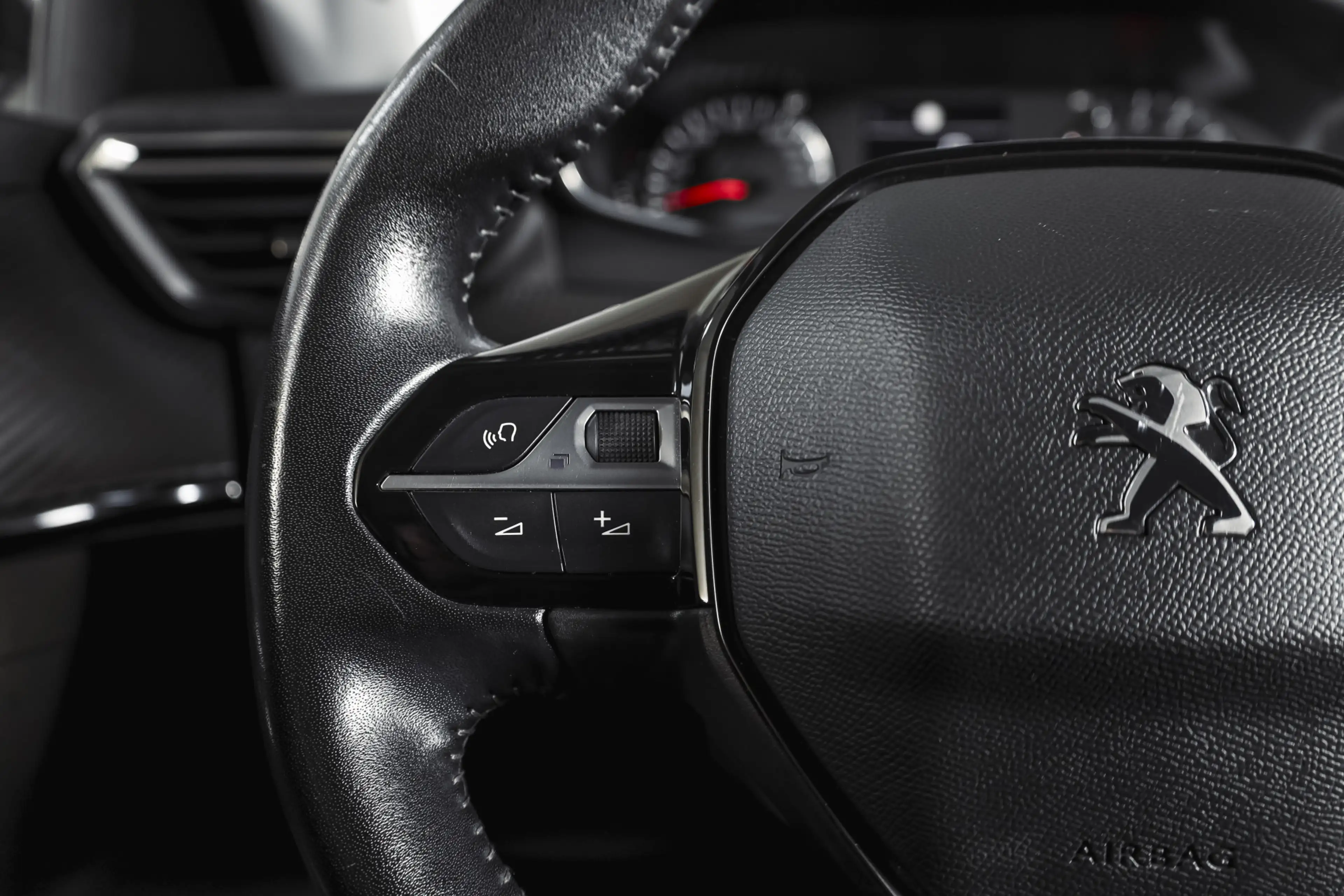 Peugeot 2008 1.2 PureTech 100 PK Allure | Cruise | PDC | Camera — photo 35