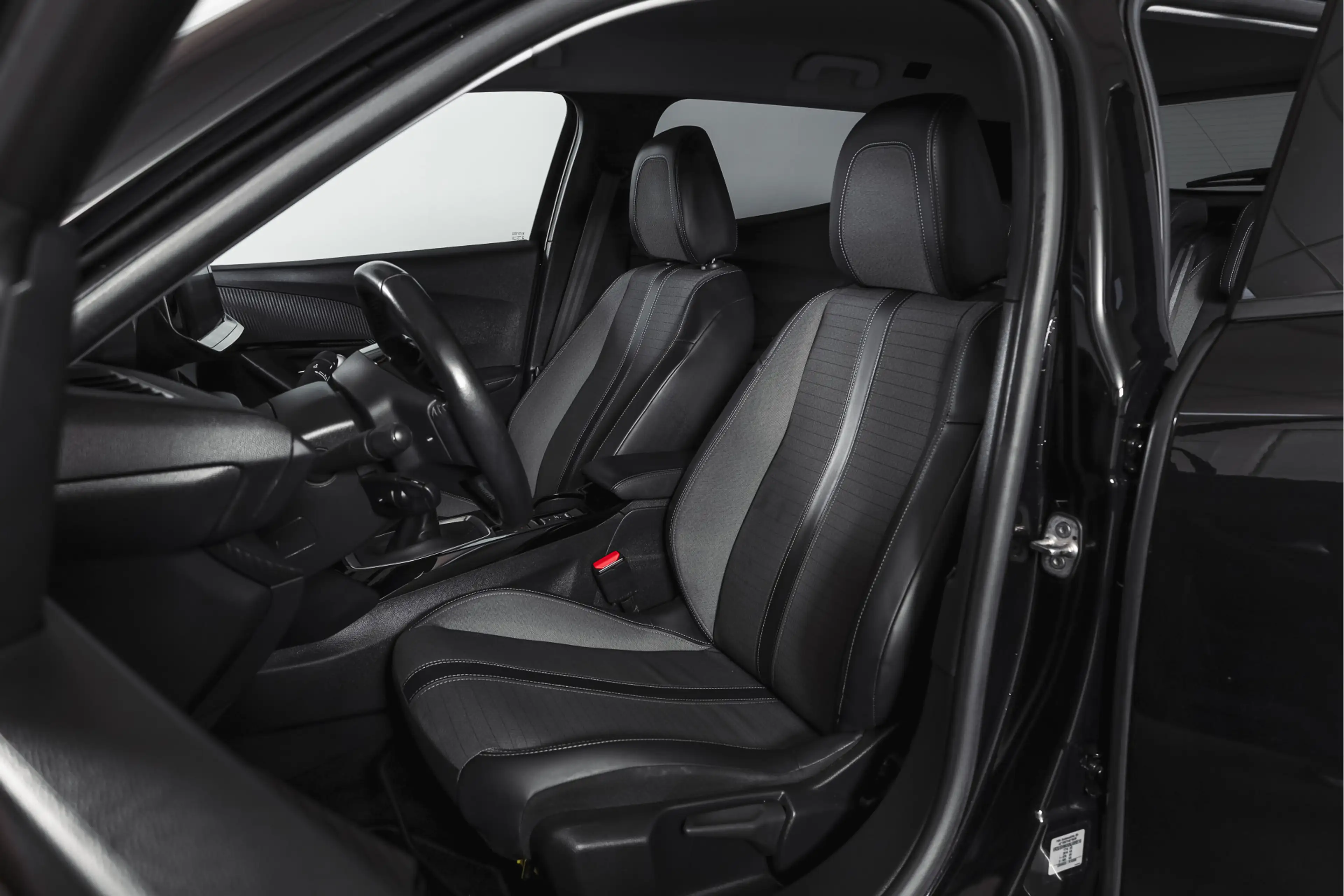 Peugeot 2008 1.2 PureTech 100 PK Allure | Cruise | PDC | Camera — photo 6