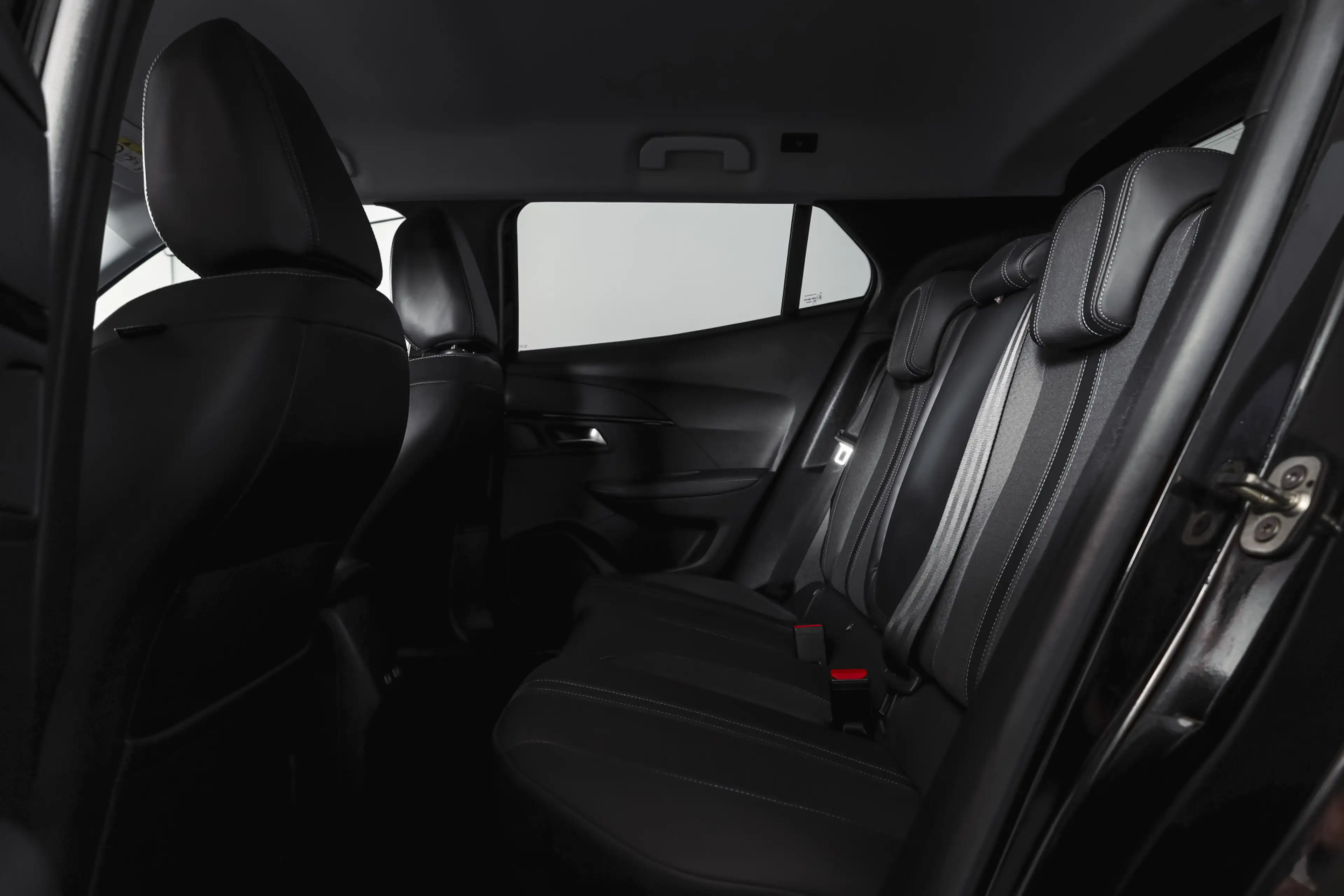 Peugeot 2008 1.2 PureTech 100 PK Allure | Cruise | PDC | Camera — photo 45