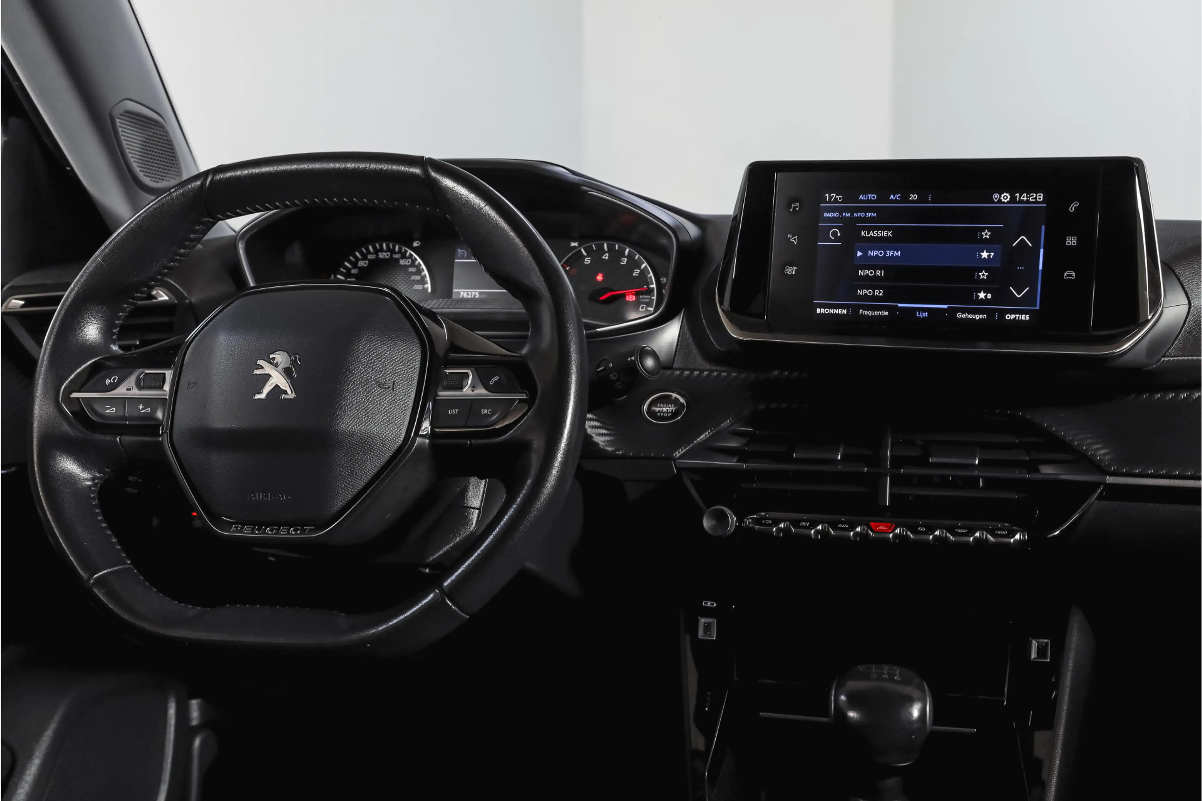 Peugeot 2008 1.2 PureTech 100 PK Allure | Cruise | PDC | Camera — photo 34