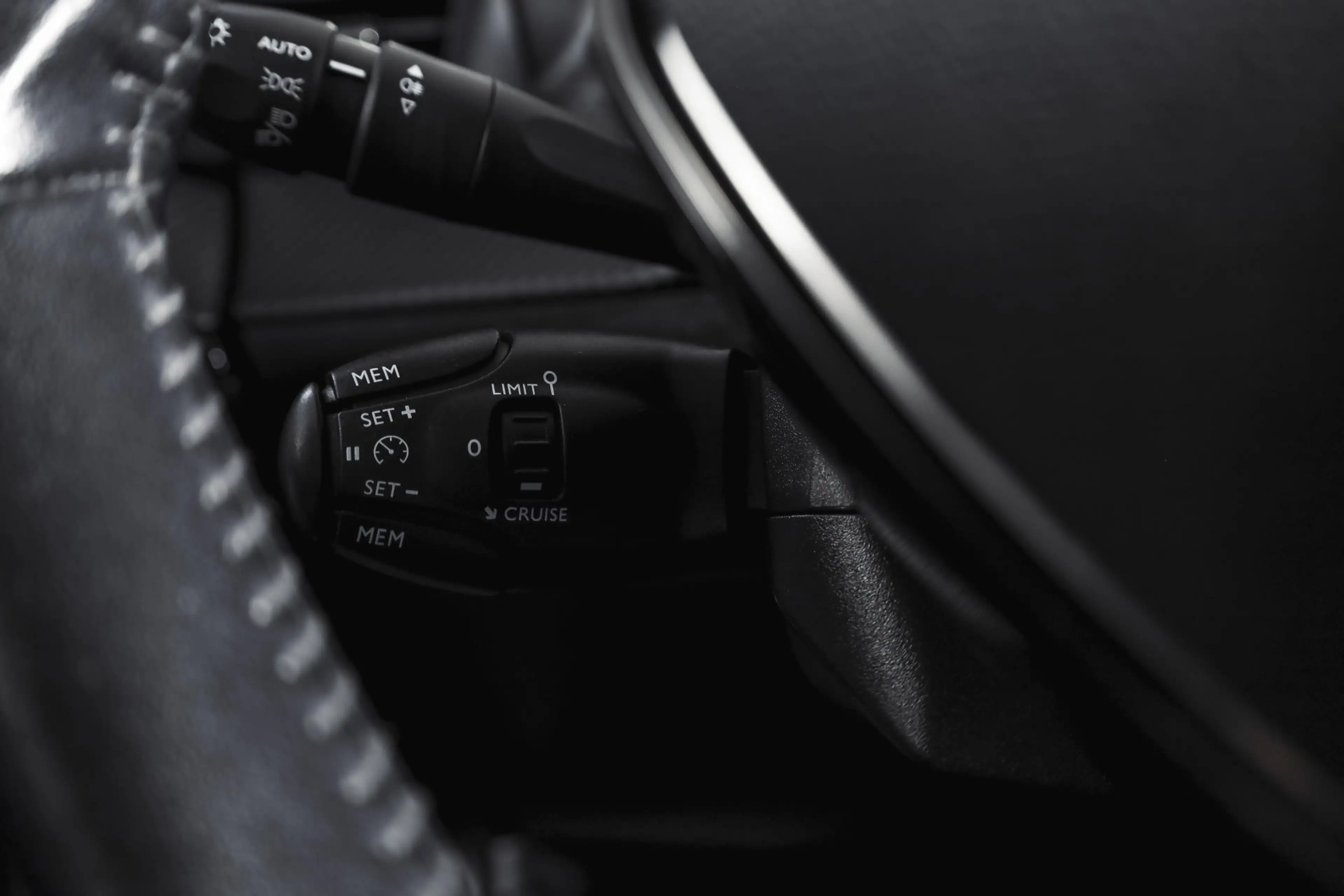 Peugeot 2008 1.2 PureTech 100 PK Allure | Cruise | PDC | Camera — photo 37