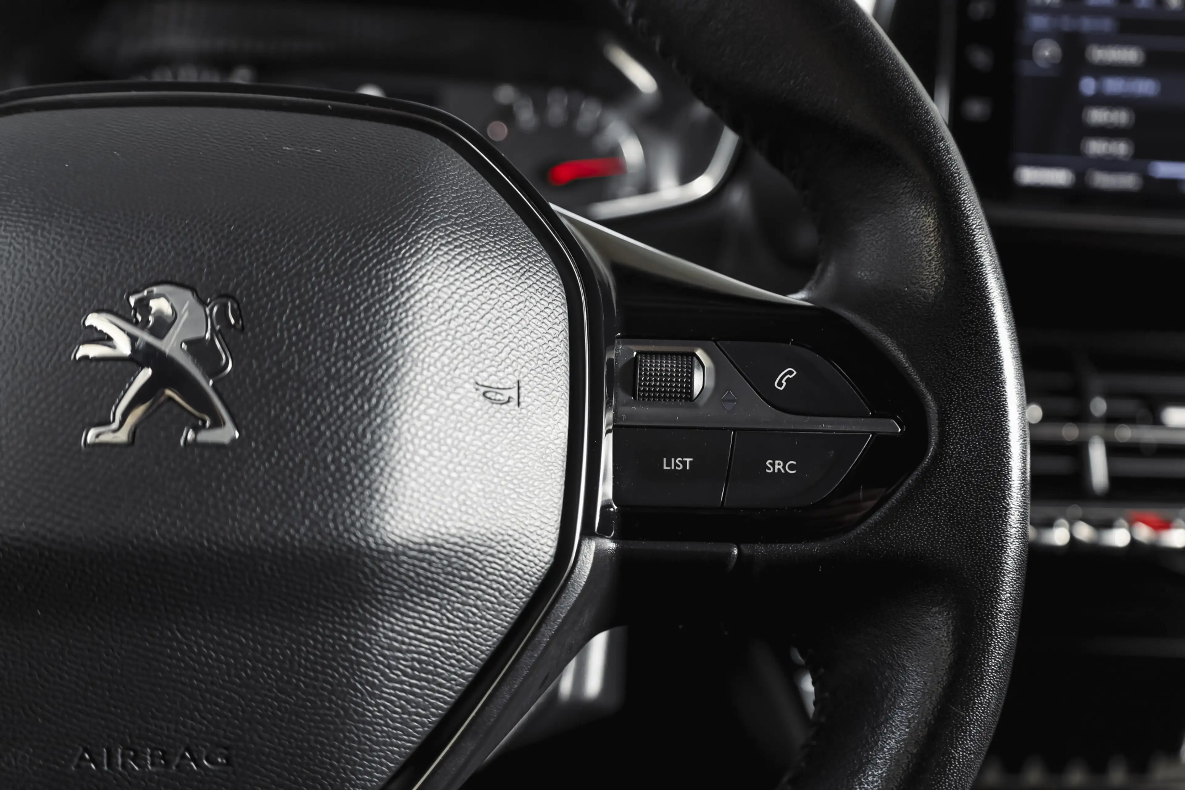 Peugeot 2008 1.2 PureTech 100 PK Allure | Cruise | PDC | Camera — photo 38