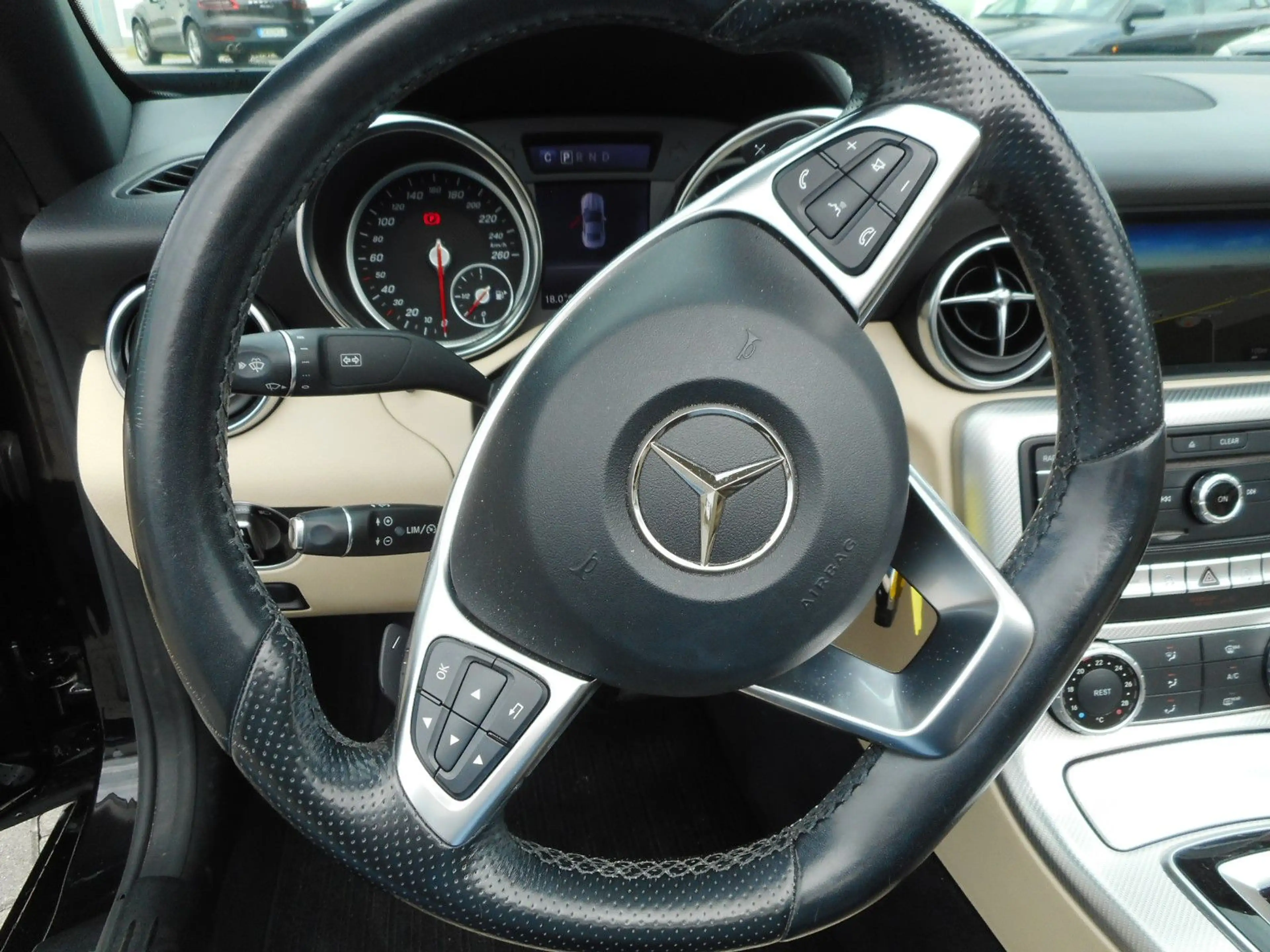 Mercedes-Benz SLC 250 d Panoramadach Navi PDC Airscarf — photo 18