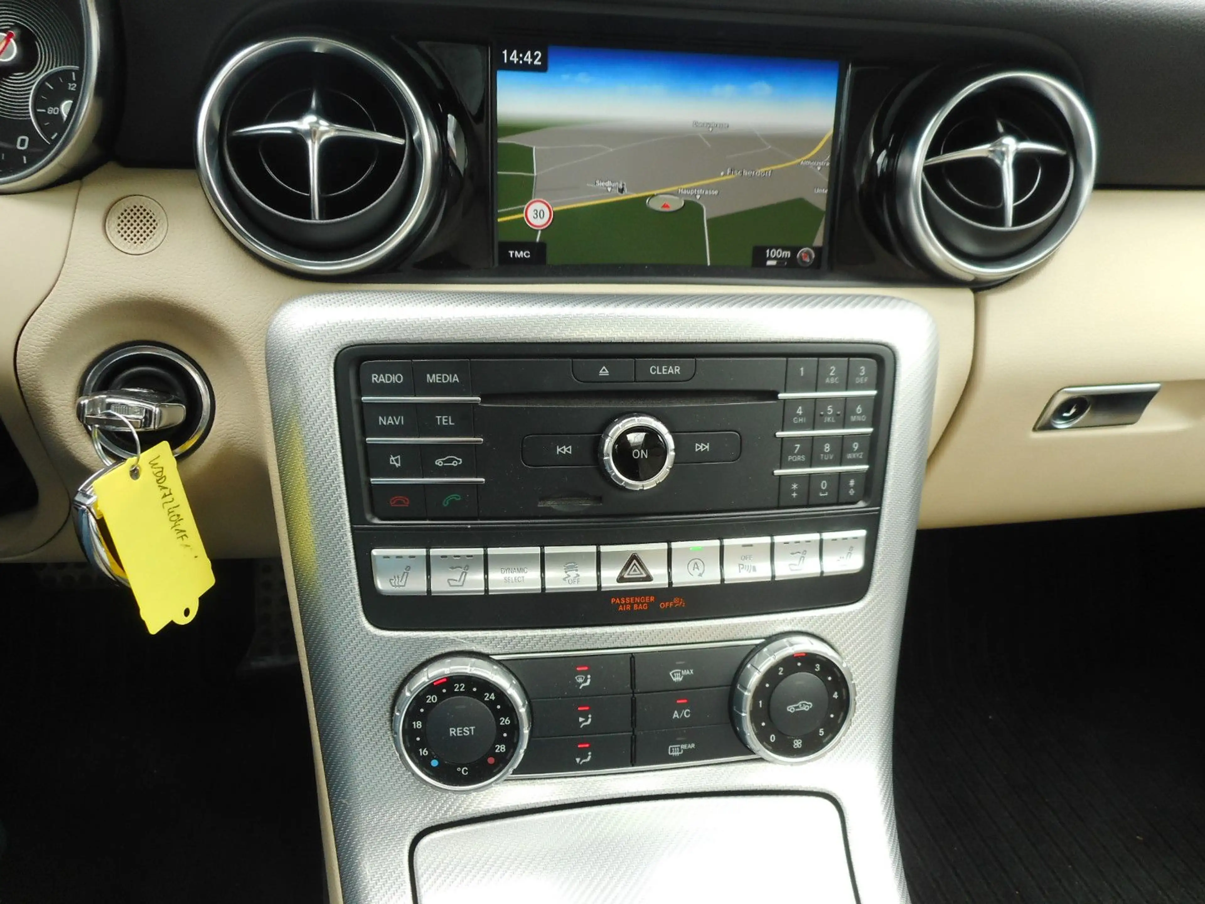 Mercedes-Benz SLC 250 d Panoramadach Navi PDC Airscarf — photo 16