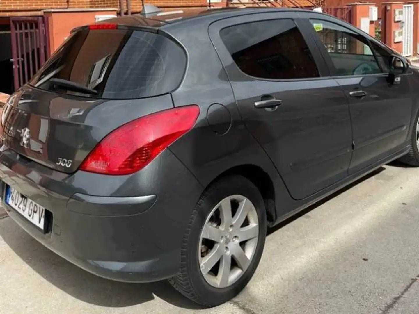 Peugeot 308 308 1.6HDI FAP Confort 6 vel. Confort Gris - 1