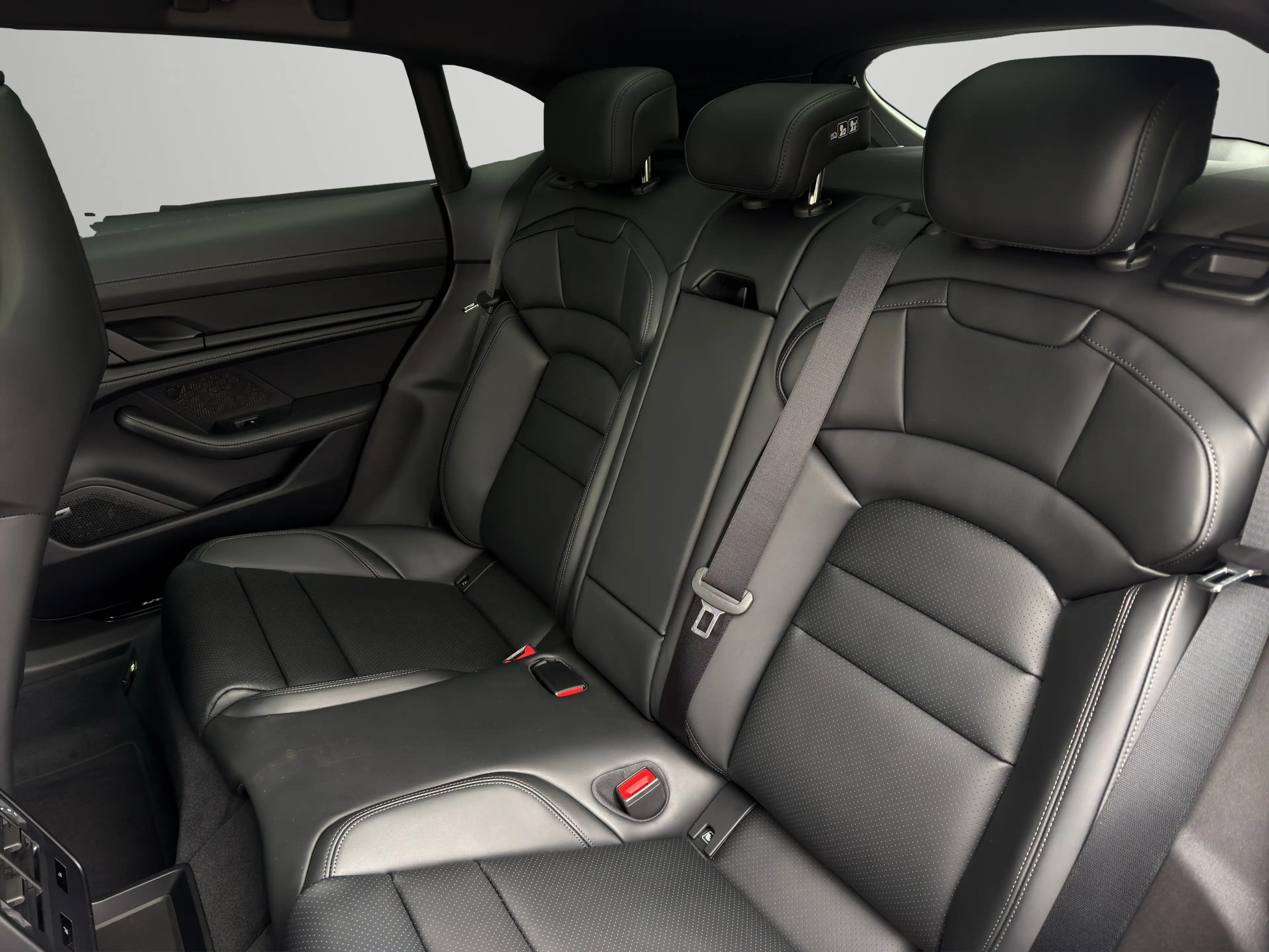 Porsche Taycan Sport Turismo Black Edition | Panorama | — photo 12