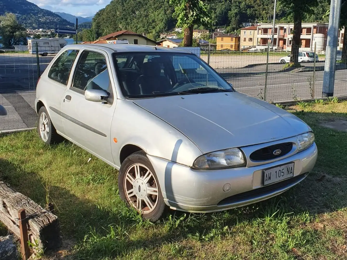 Ford Fiesta Fiesta 3p 1.4 Techno Gris - 2