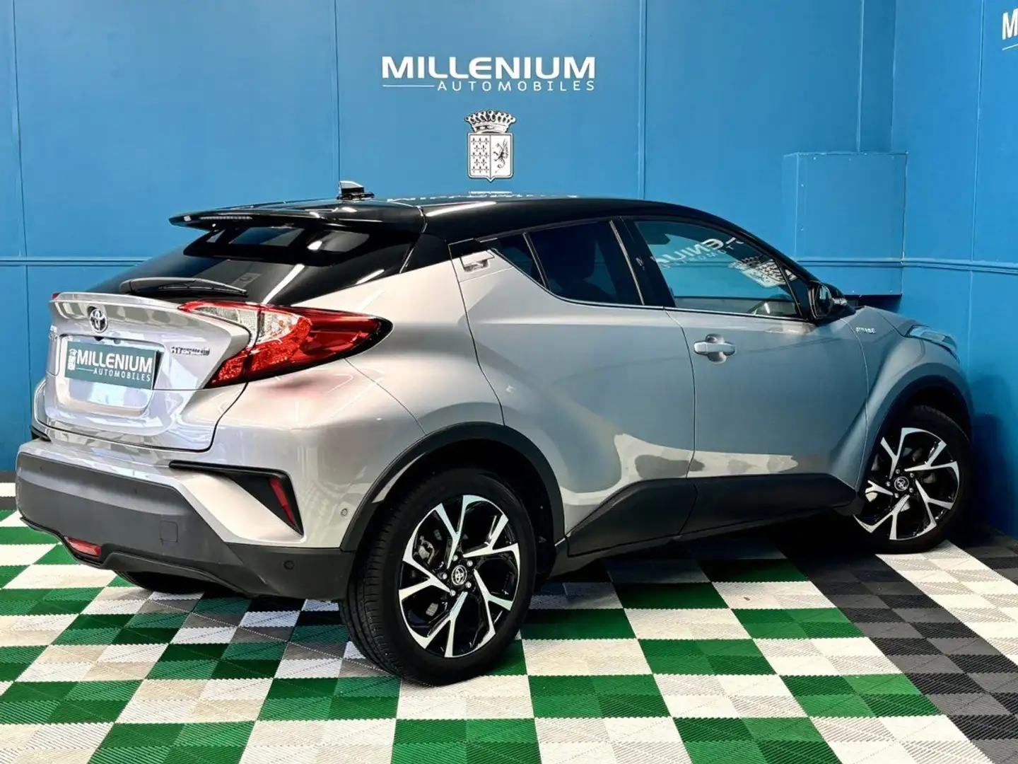 Toyota C-HR 122H GRAPHIC 2WD E-CVT Grau - 2