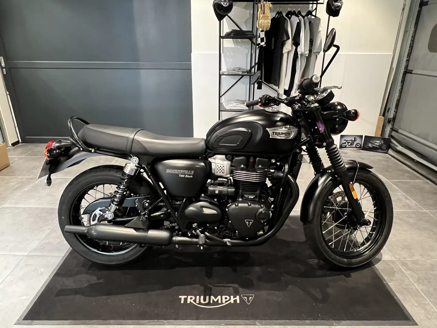 Triumph Bonneville T100 Fekete - 1