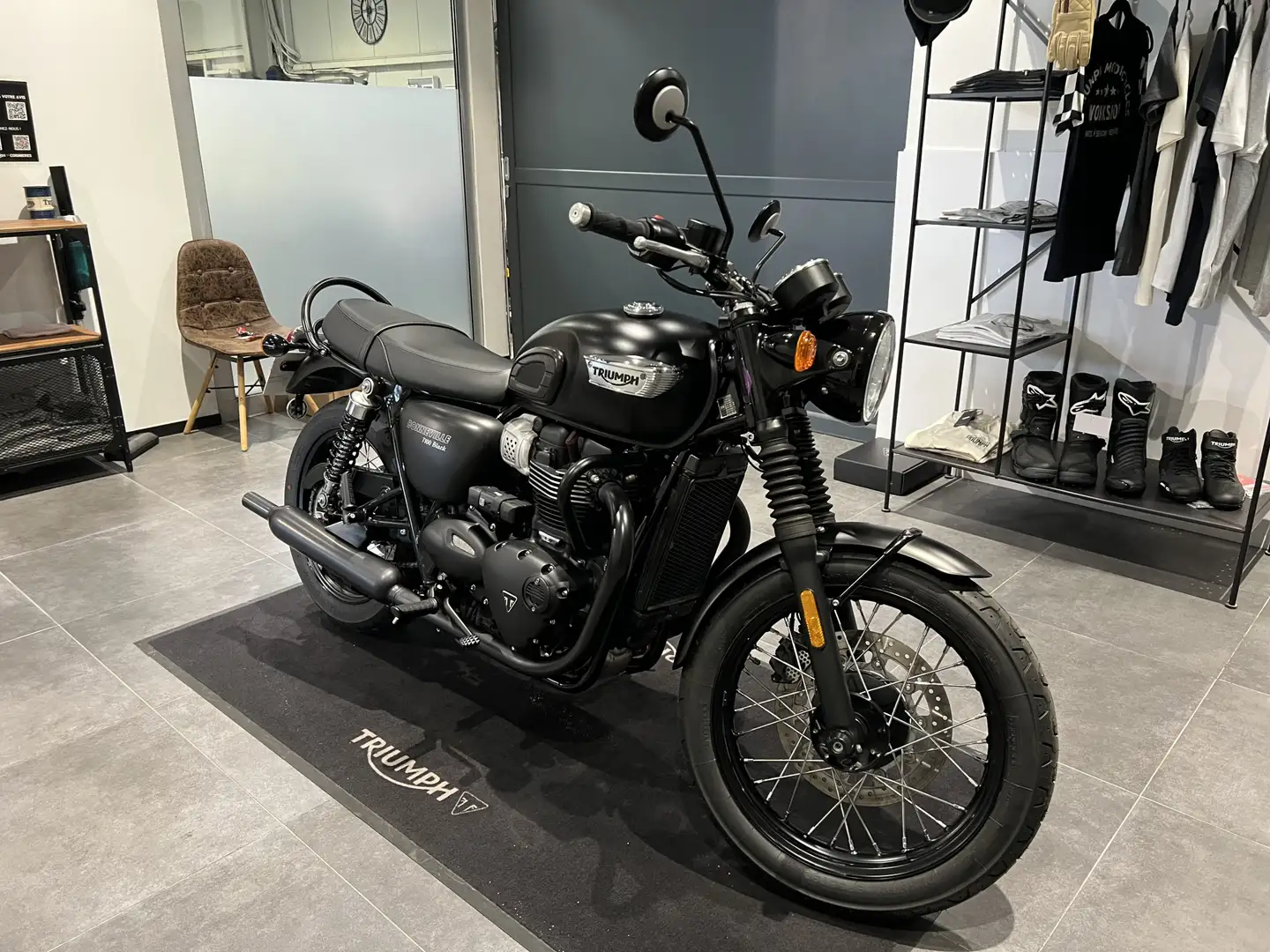 Triumph Bonneville T100 Fekete - 2